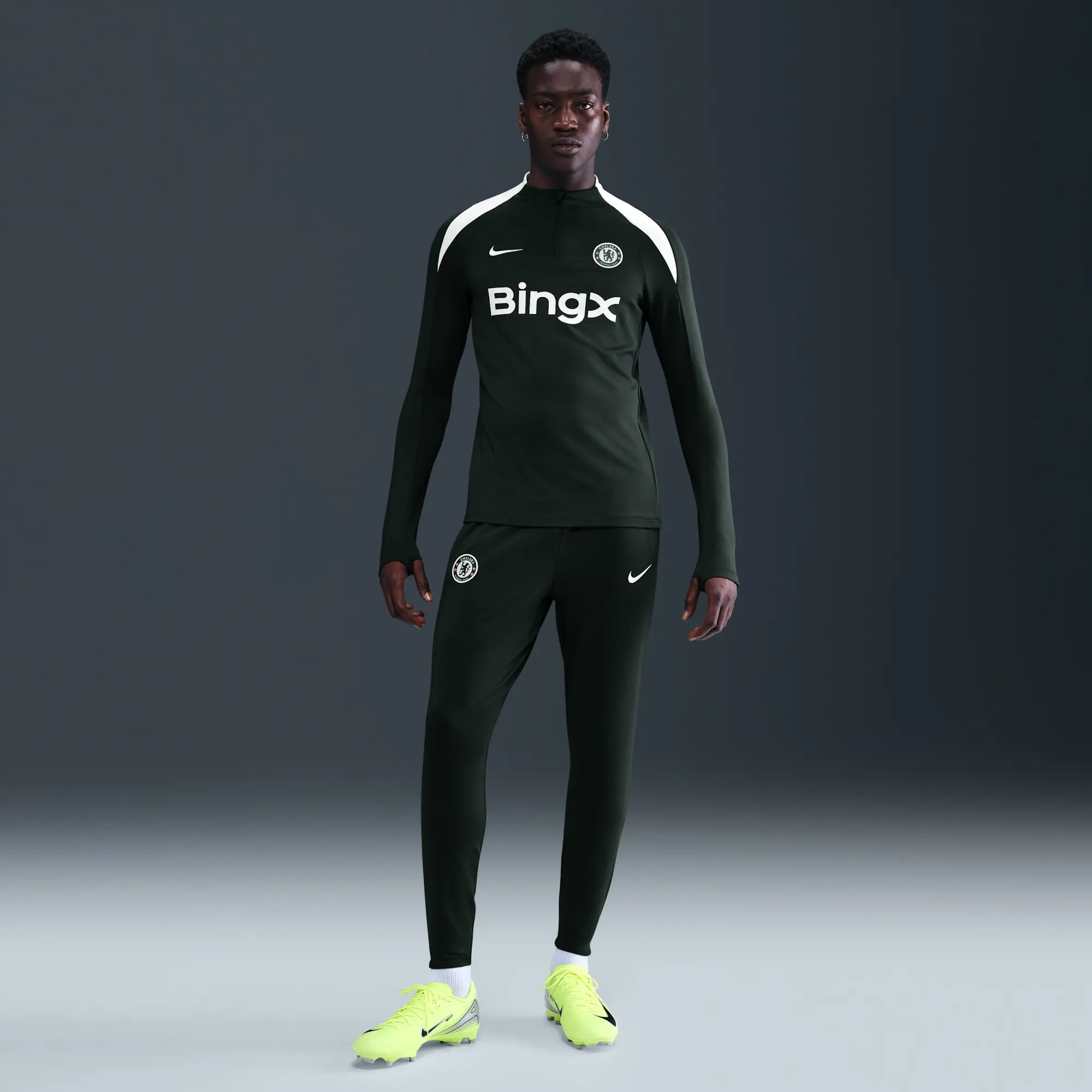 Chelsea F.C. Strike Men's Nike Dri-FIT Football Drill Top - Green - Recycled Polyester Minimum