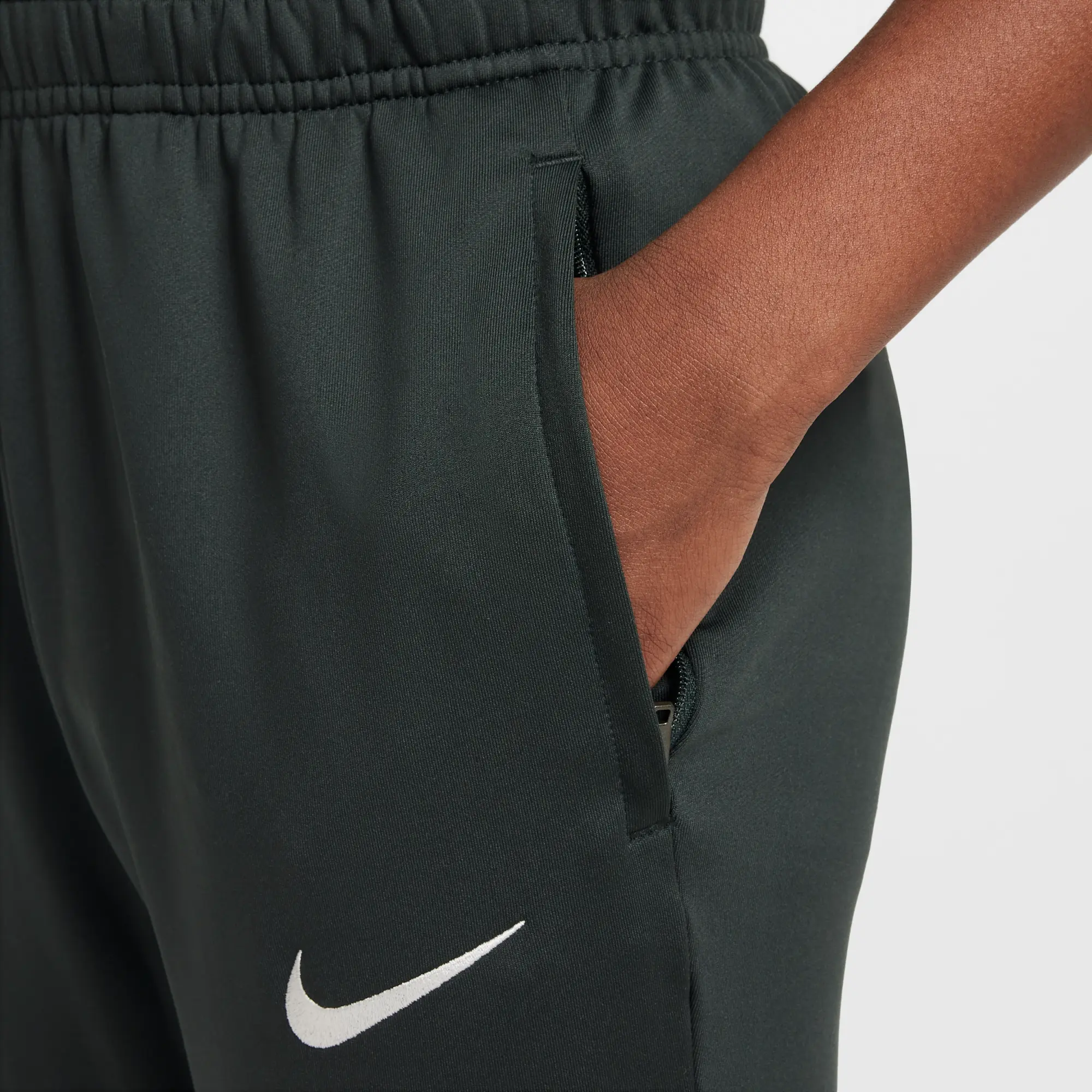 Chelsea F.C. Strike Older Kids' Nike Dri-FIT Football Knit Pants - Green - Sustainable Materials
