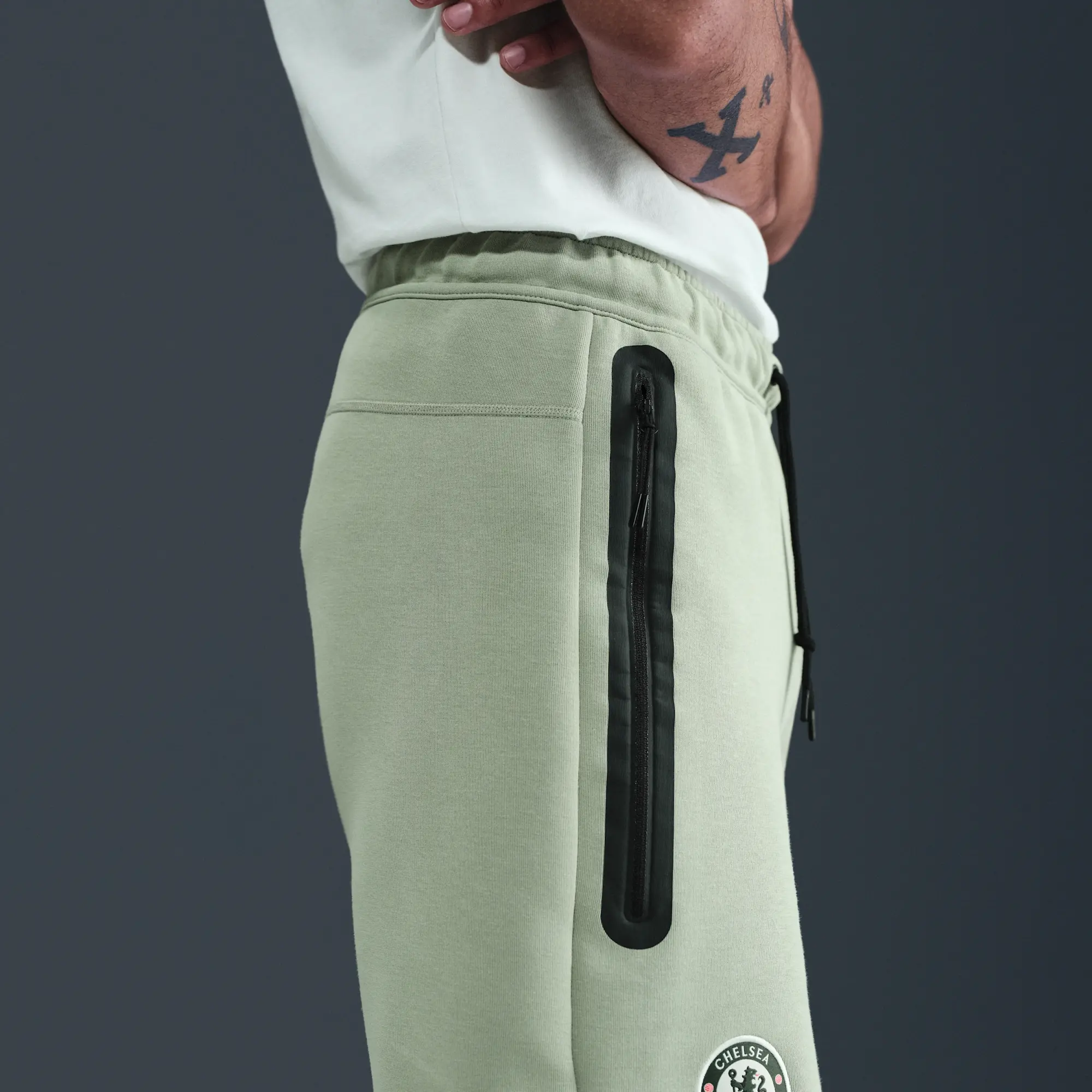 Chelsea F.C. Tech Men's Nike Football Fleece Shorts - Green - Cotton/Polyester