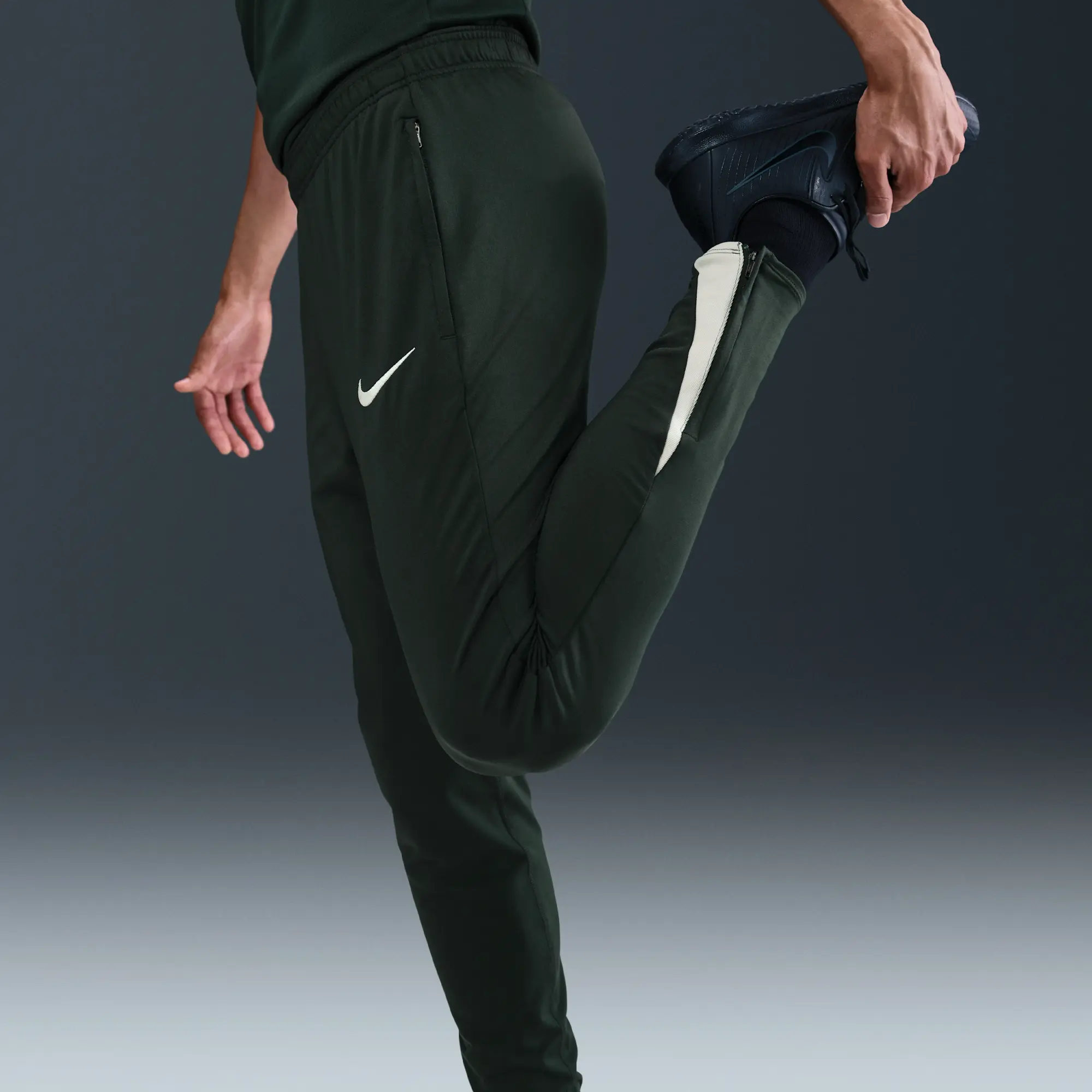Chelsea F.C. Strike Men's Nike Dri-FIT Football Knit Pants - Green - Recycled Polyester Minimum