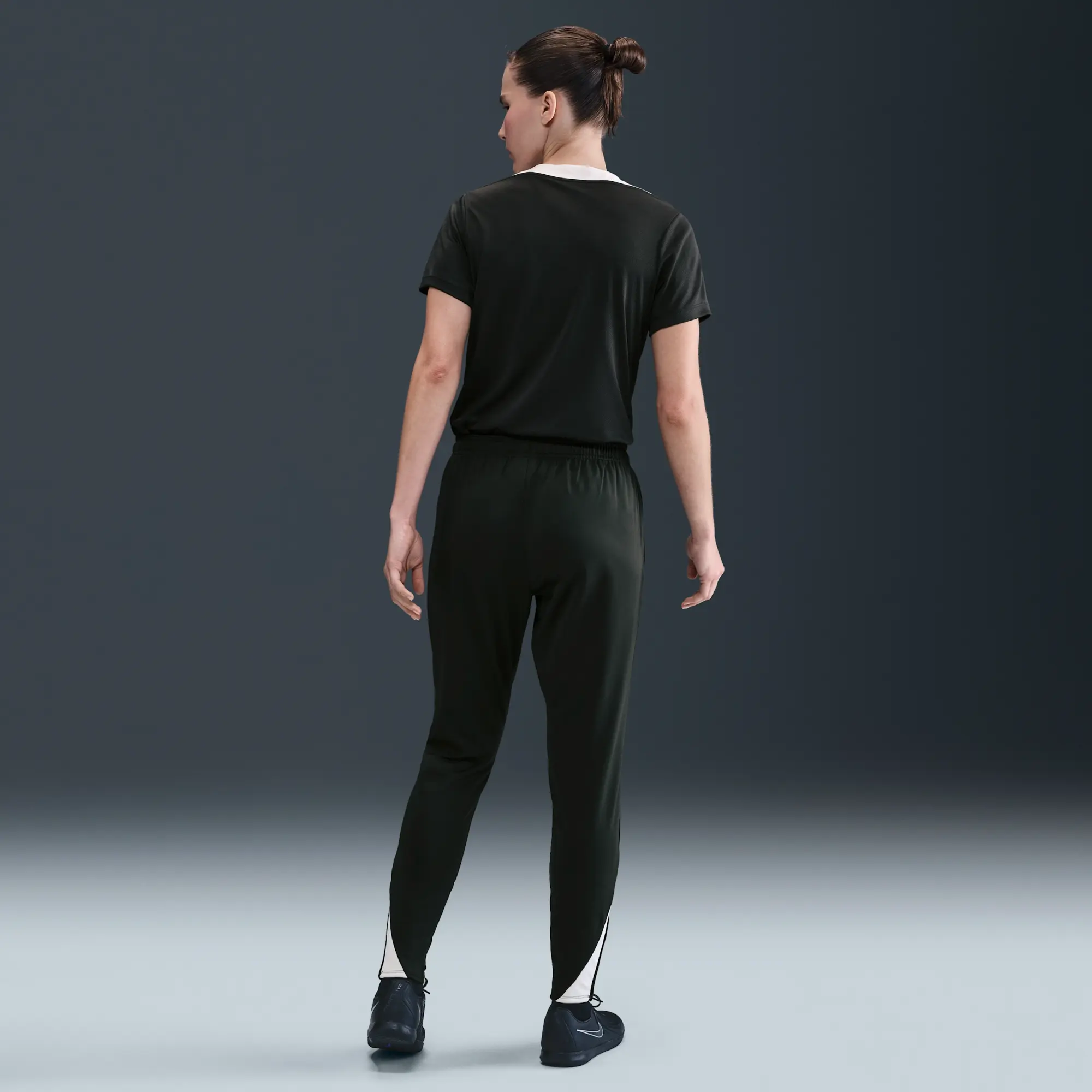 Chelsea F.C. Strike Women's Nike Dri-FIT Football Knit Pants - Green - Sustainable Materials