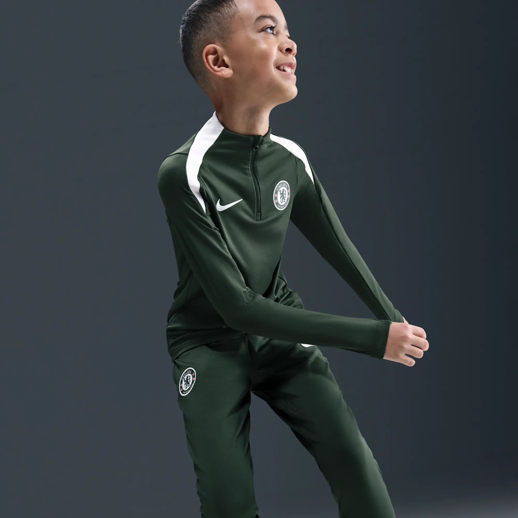 Chelsea F.C. Strike Older Kids' Nike Dri-FIT Football Drill Top - Green - Polyester/Elastane