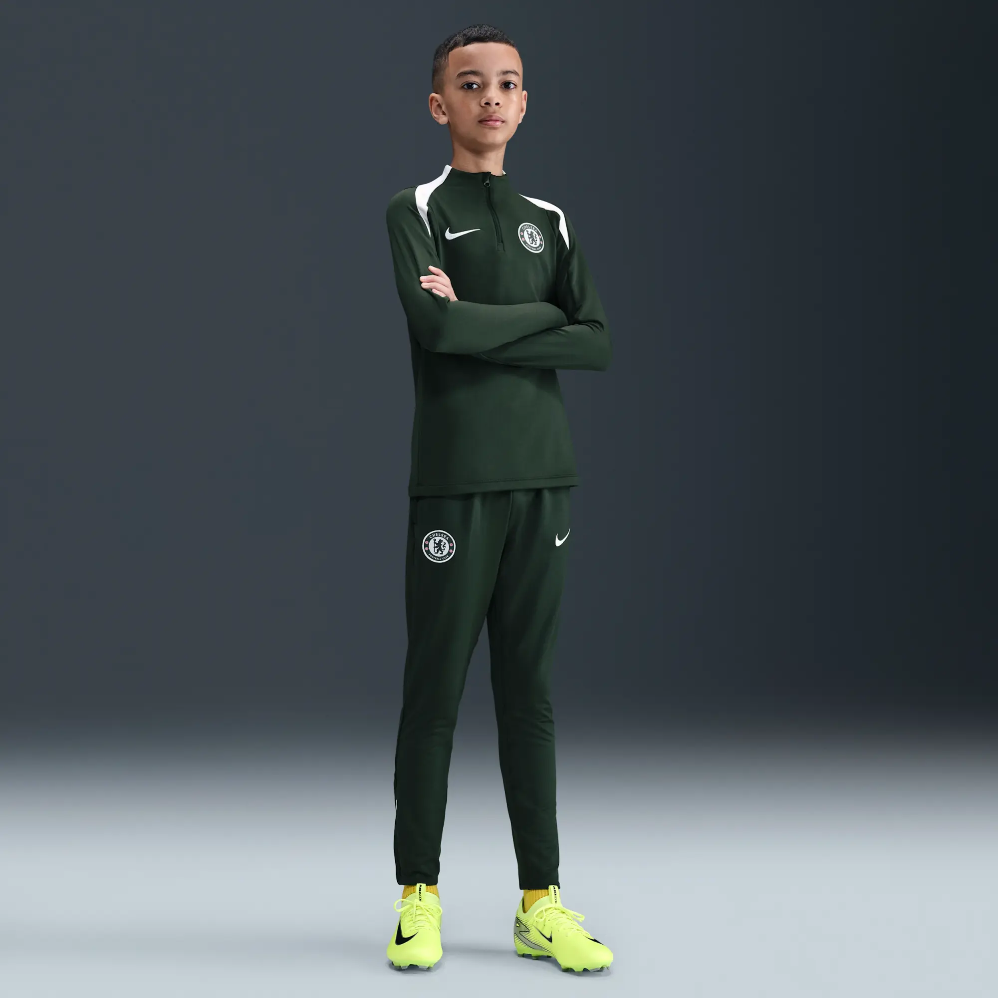 Chelsea F.C. Strike Older Kids' Nike Dri-FIT Football Drill Top - Green - Polyester/Elastane