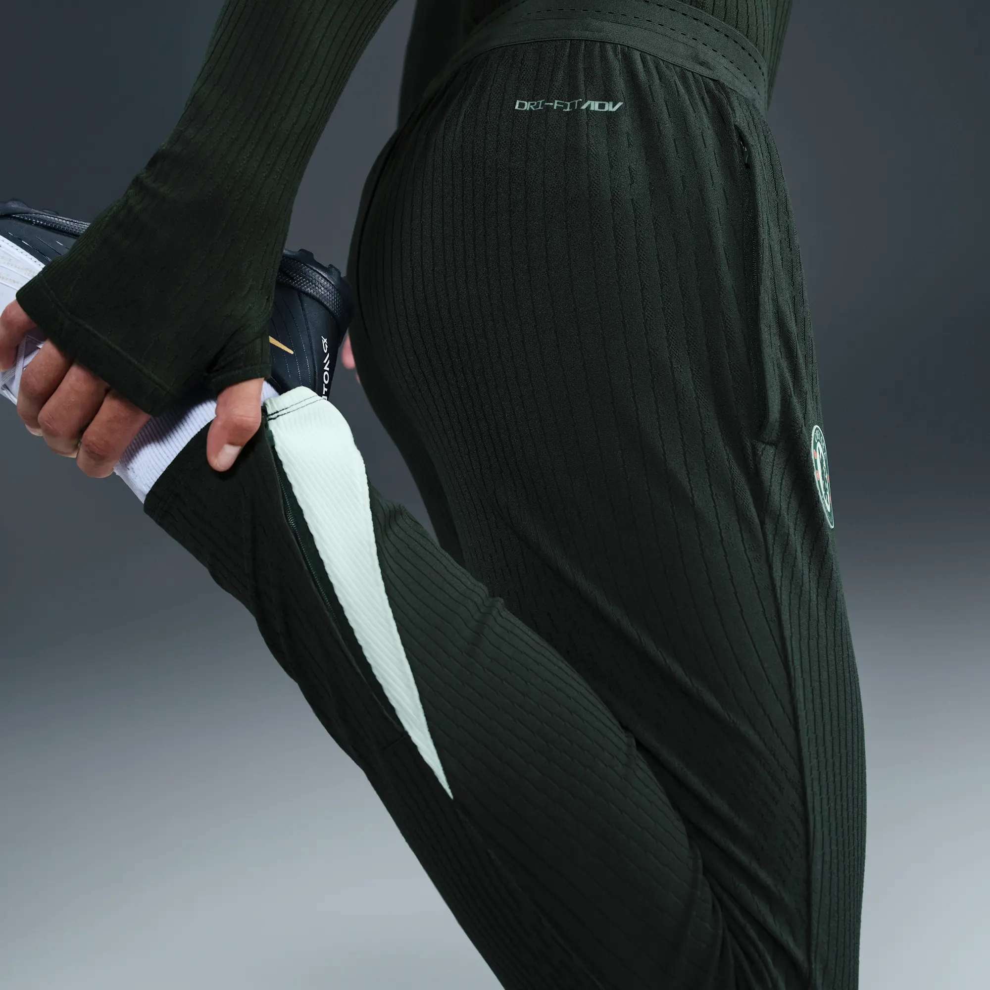 Chelsea F.C. Strike Elite Men's Nike Dri-FIT ADV Football Knit Pants - Green - Front
