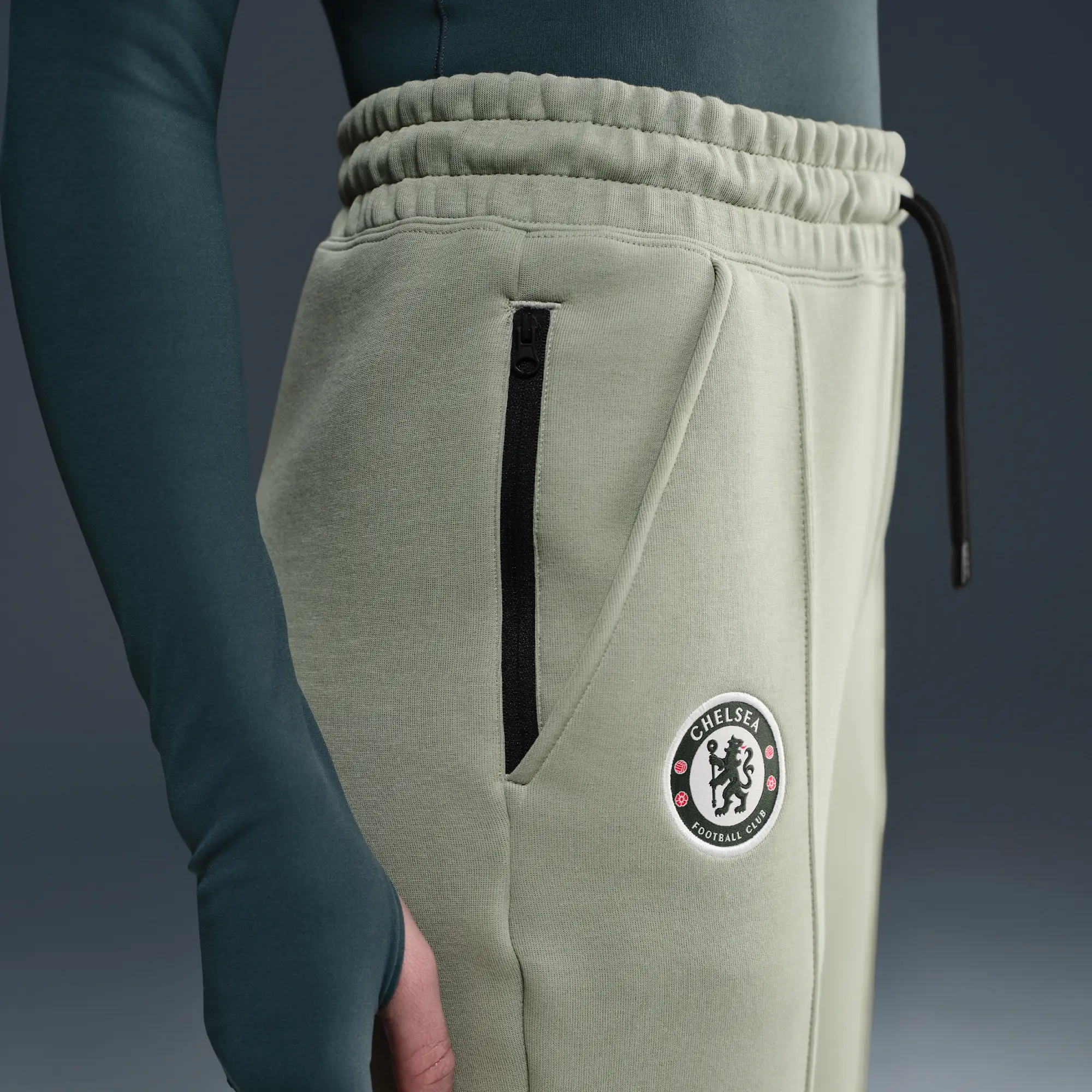 Chelsea F.C. Tech Women's Nike Football Fleece Mid-Rise Joggers - Green - Cotton/Polyester
