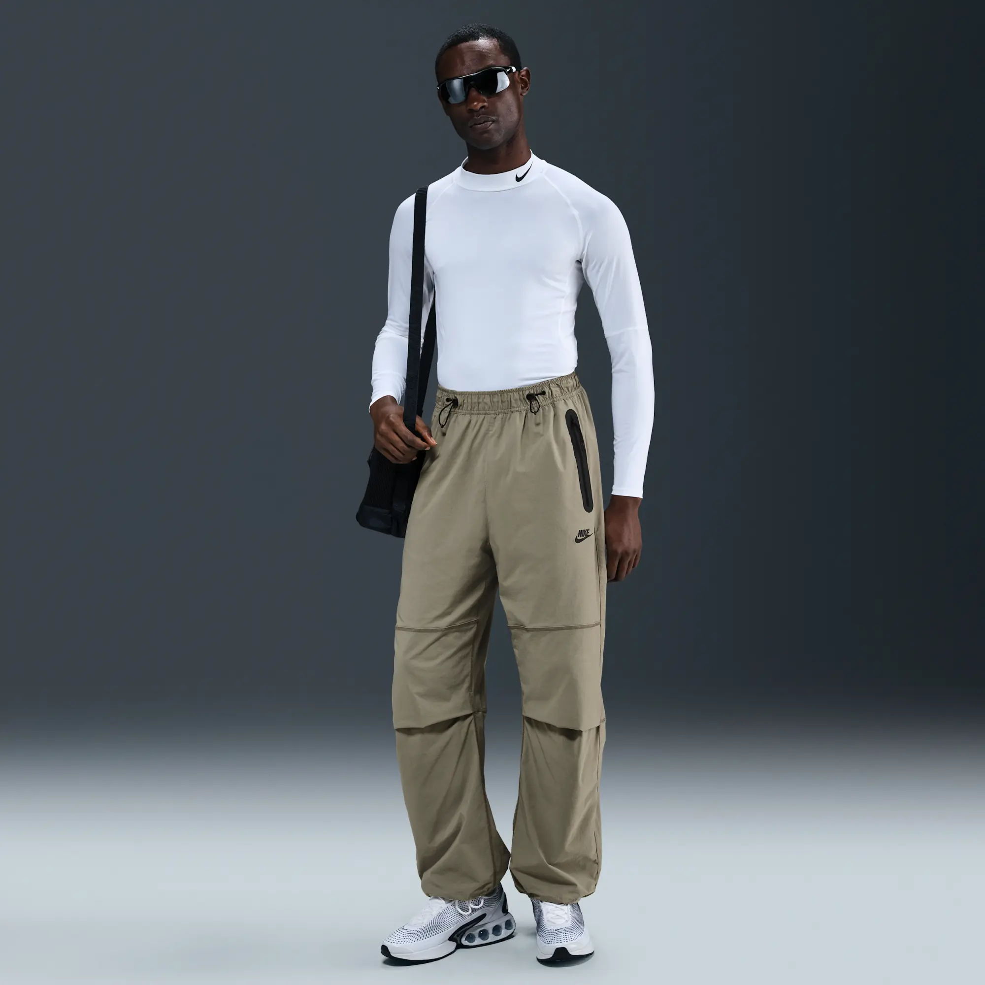 Nike Tech Men's Woven Oversized Trousers - Green - Nylon/Elastane