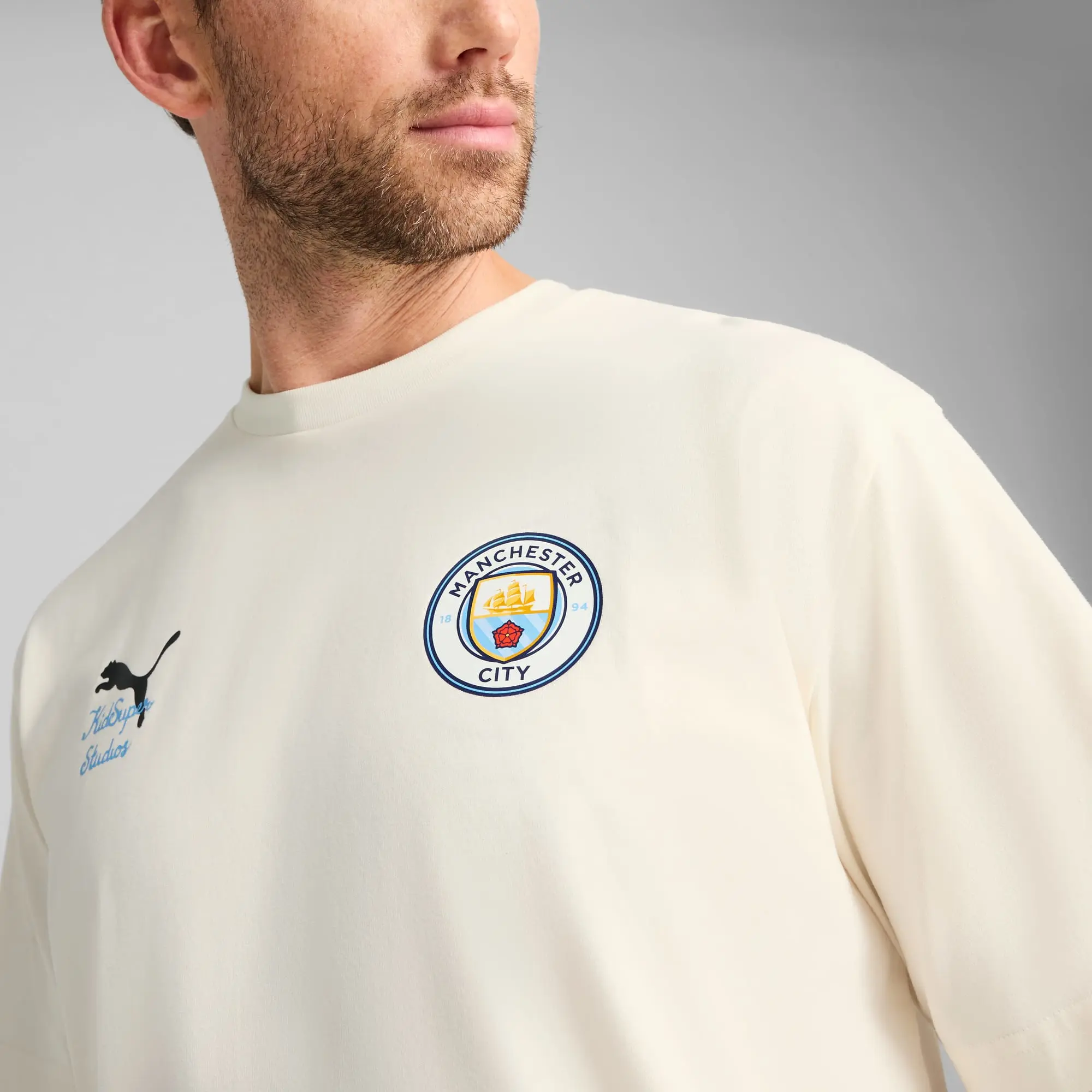 PUMA Kidsuper x Manchester City Graphic T-Shirt Men, Warm White/Black, size 3XL