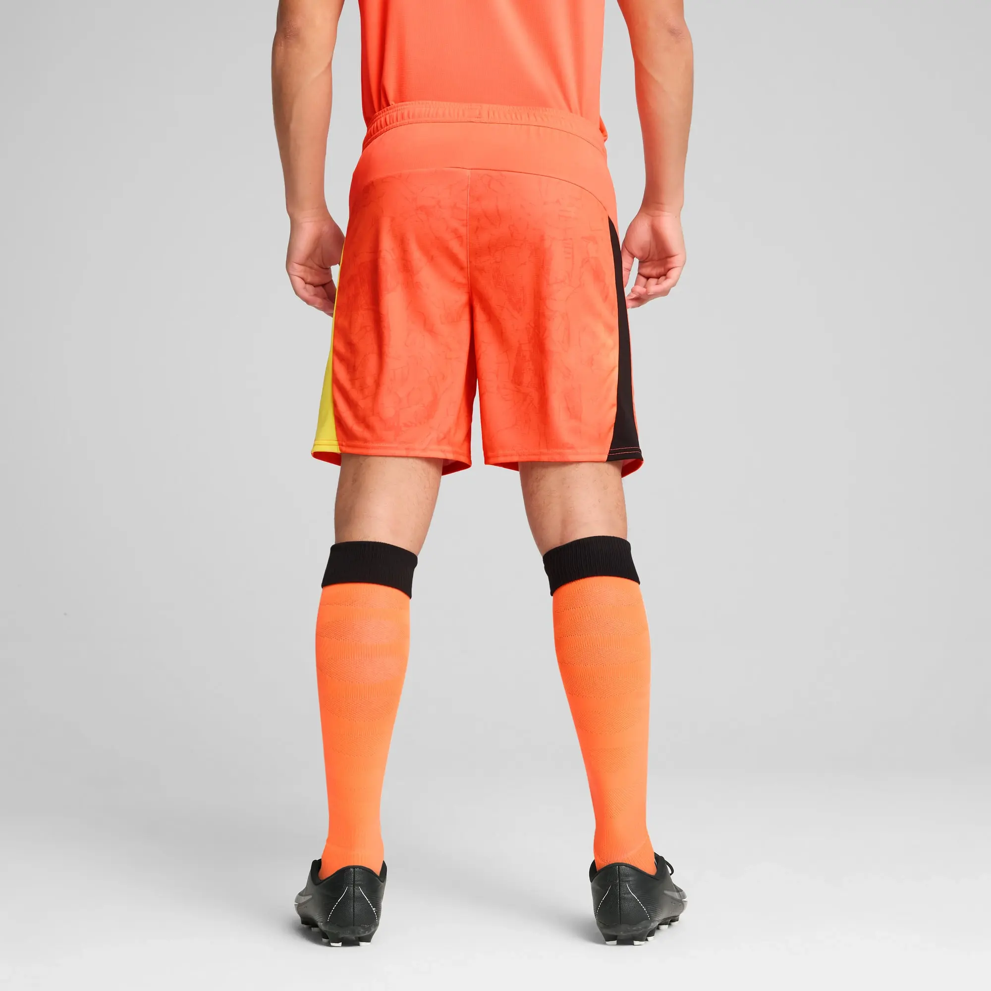 PUMA Kidsuper x Manchester City Shorts Men, Neon Sun/Black, size 3XL