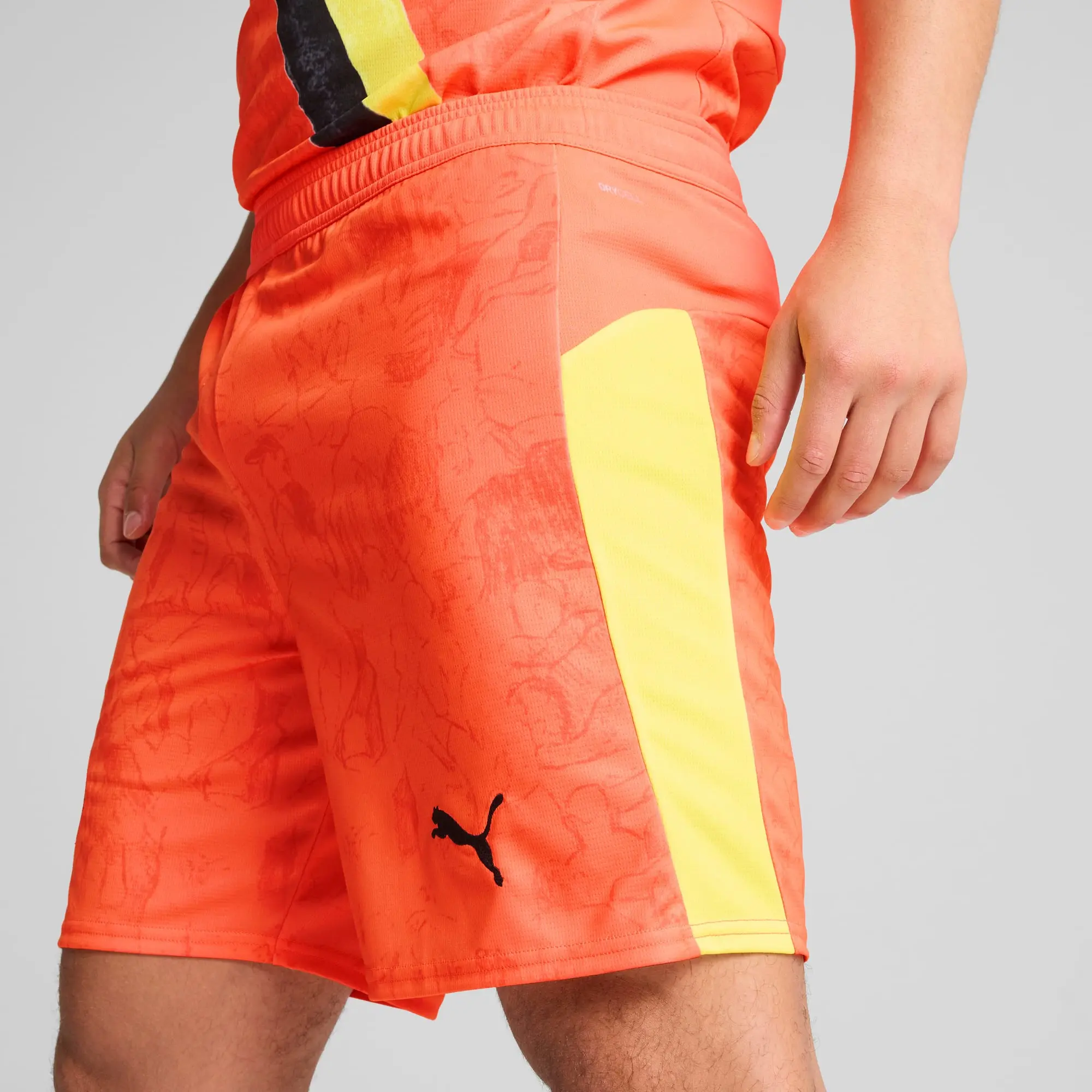 PUMA Kidsuper x Manchester City Shorts Men, Neon Sun/Black, size 3XL