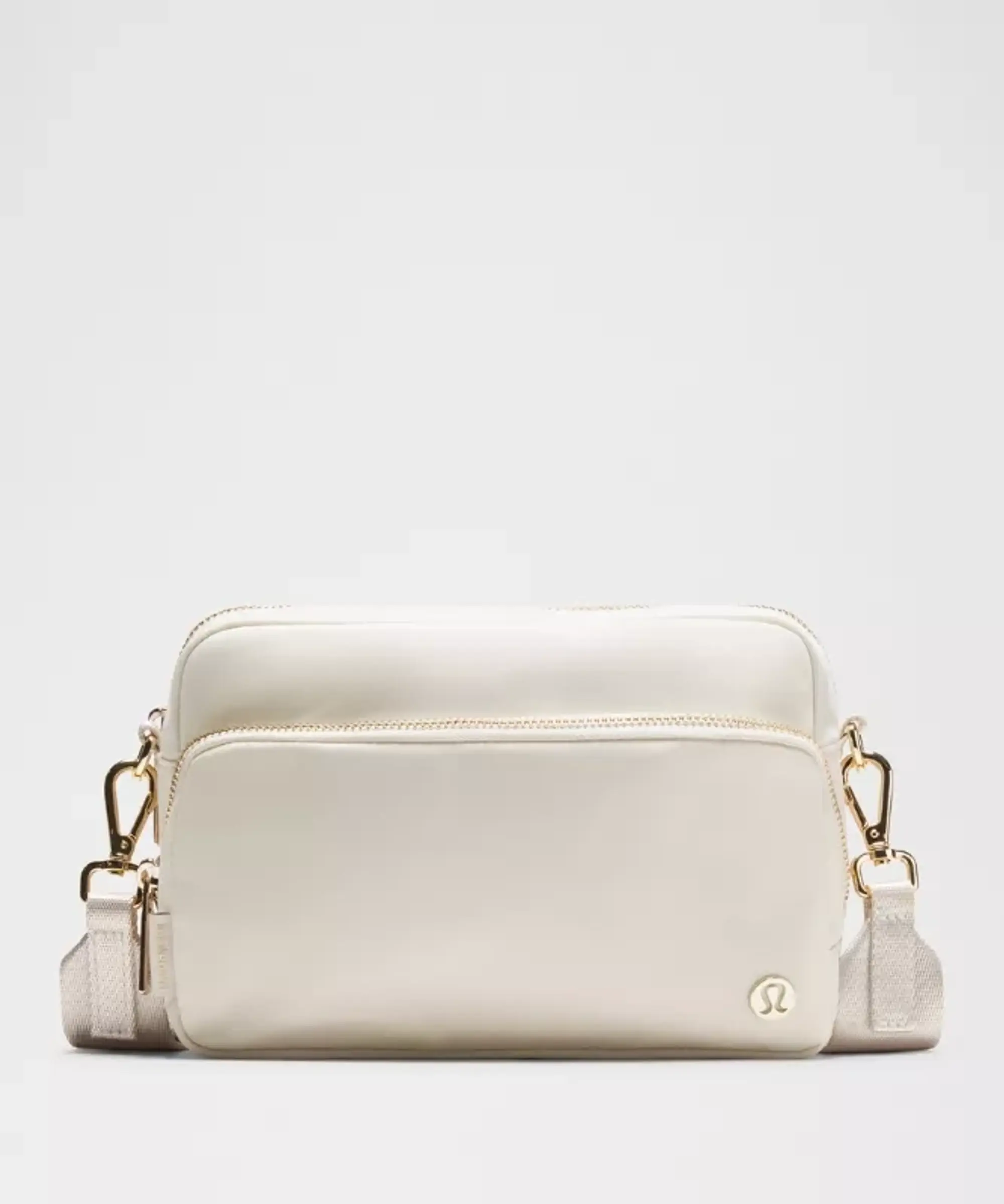 lululemon – Everywhere Crossbody Bag 3L Large Metal Hardware – Color White