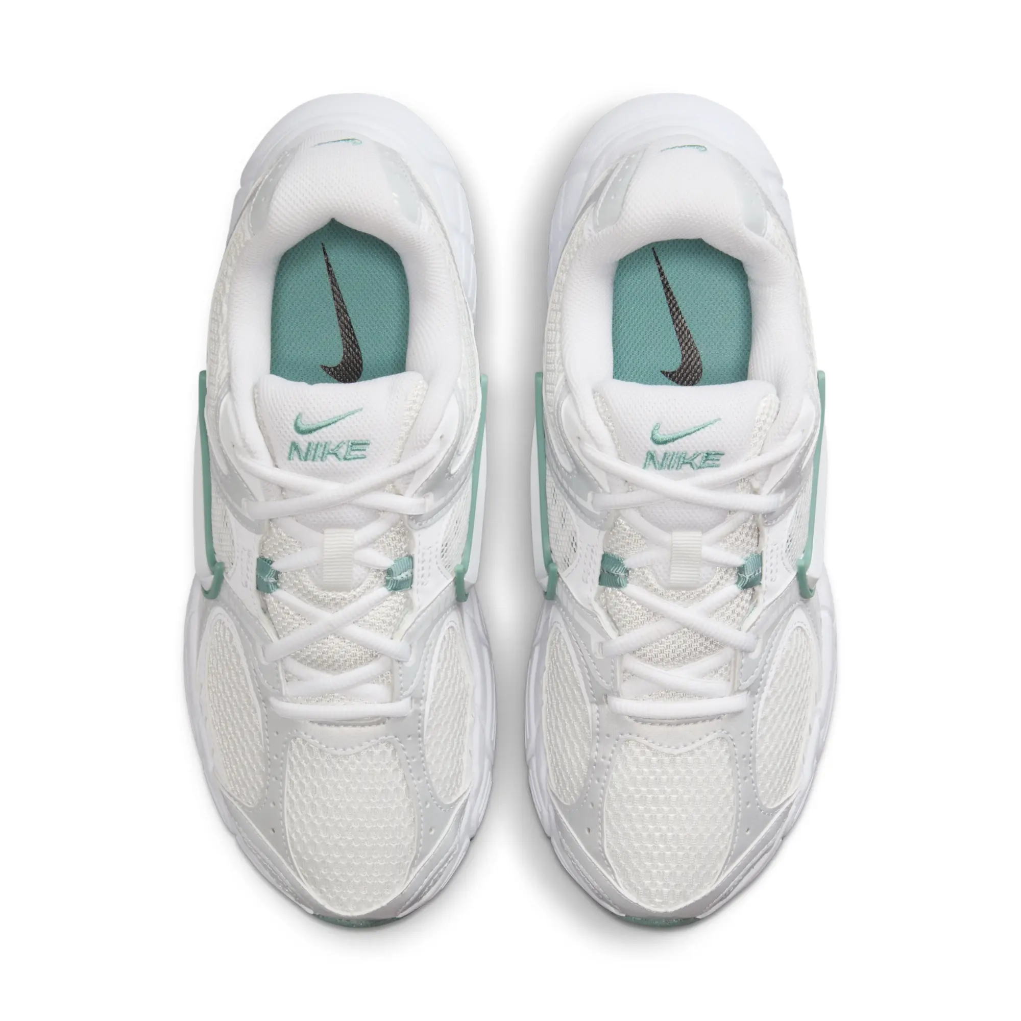 Nike V5 RNR Women's Shoes - White - Recycled Content Minimum