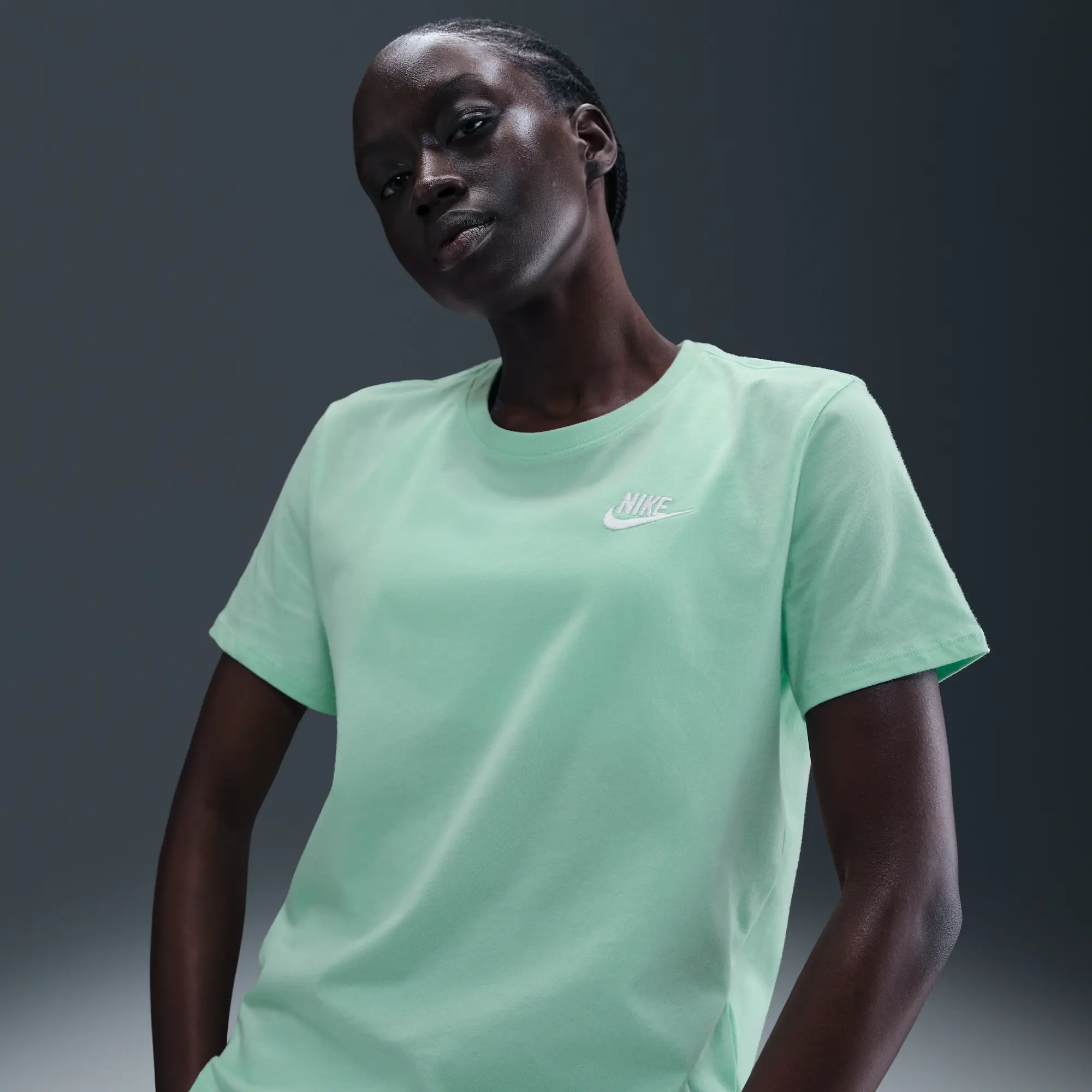 Nike Sportswear Club Essentials Women's T-Shirt - Green