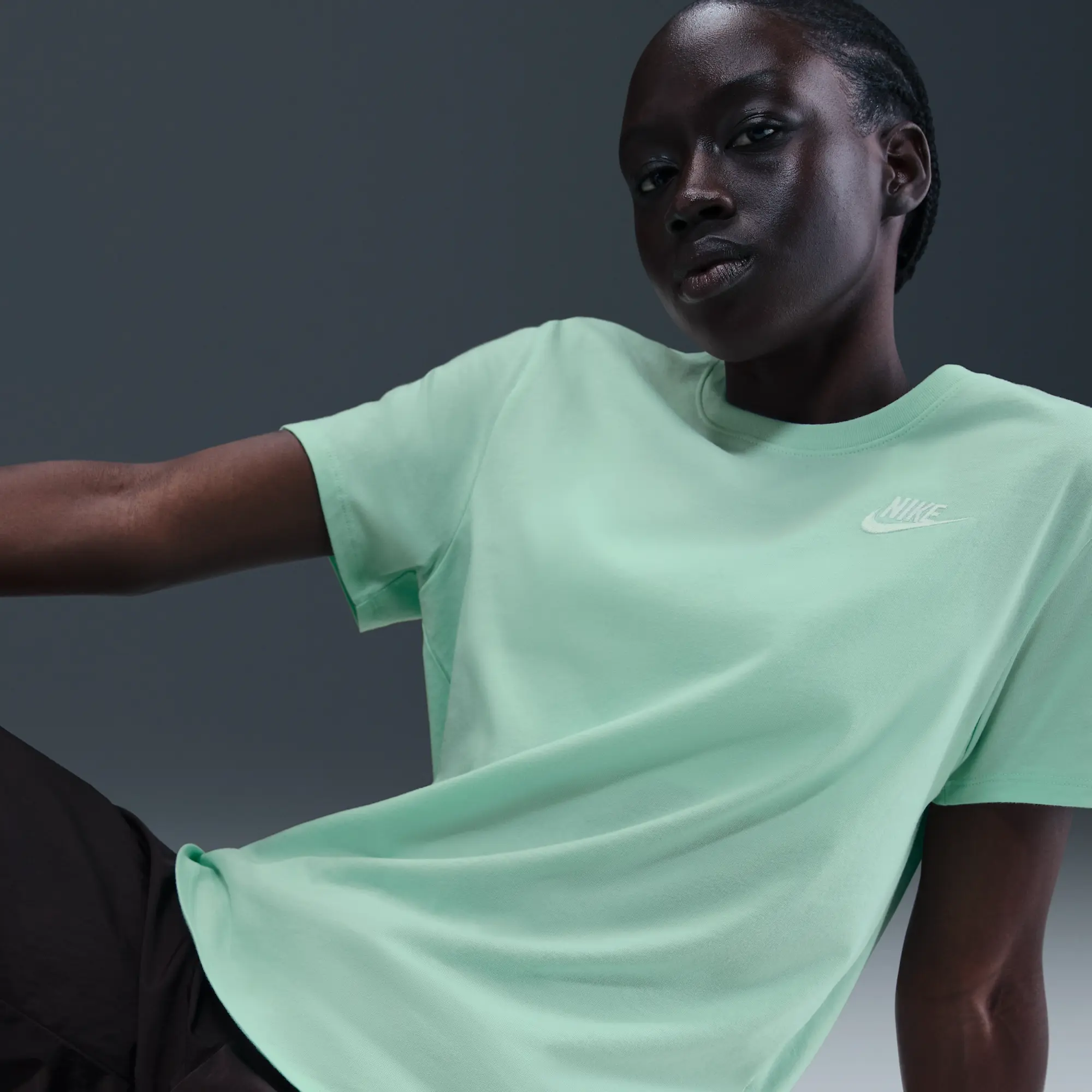 Nike Sportswear Club Essentials Women's T-Shirt - Green
