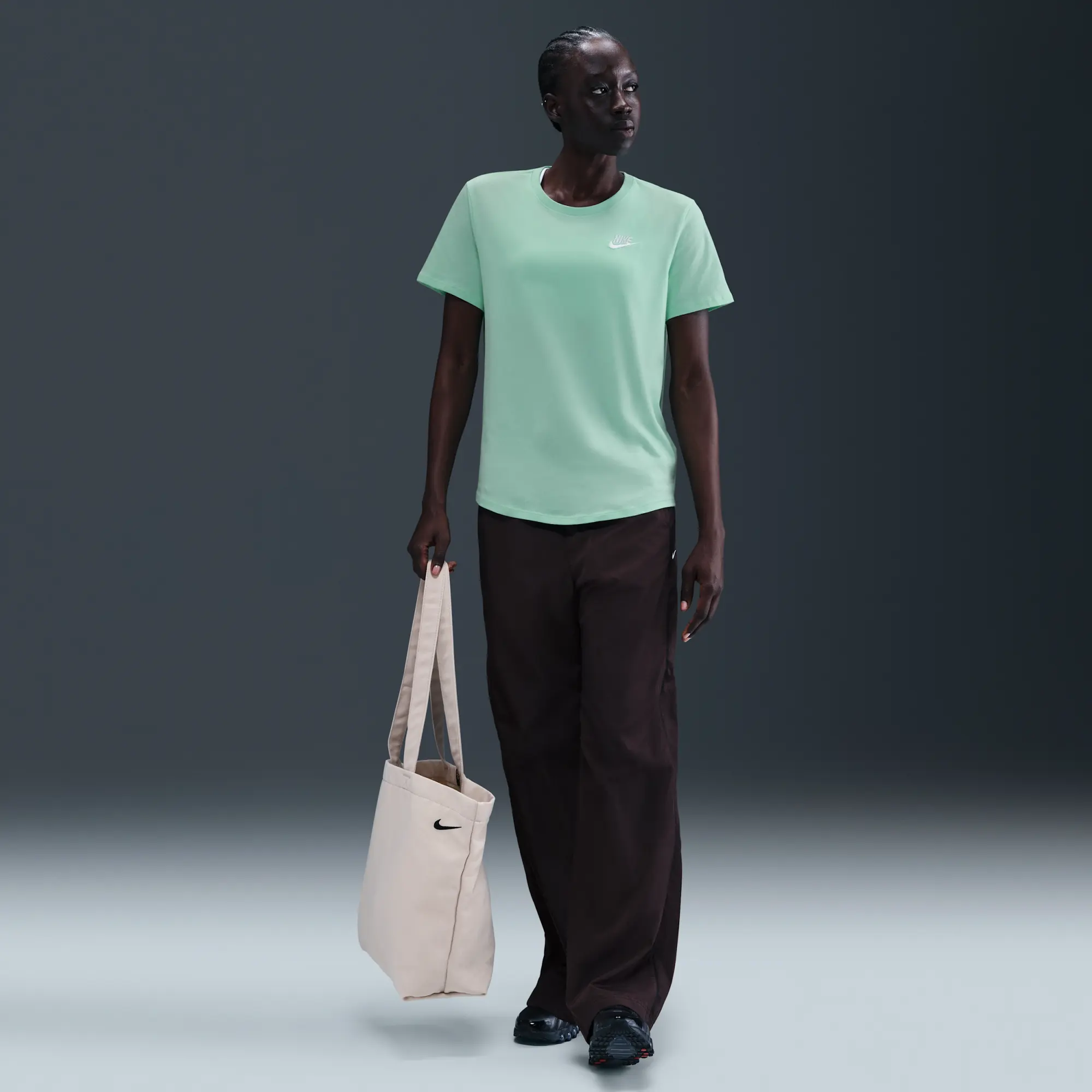 Nike Sportswear Club Essentials Women's T-Shirt - Green