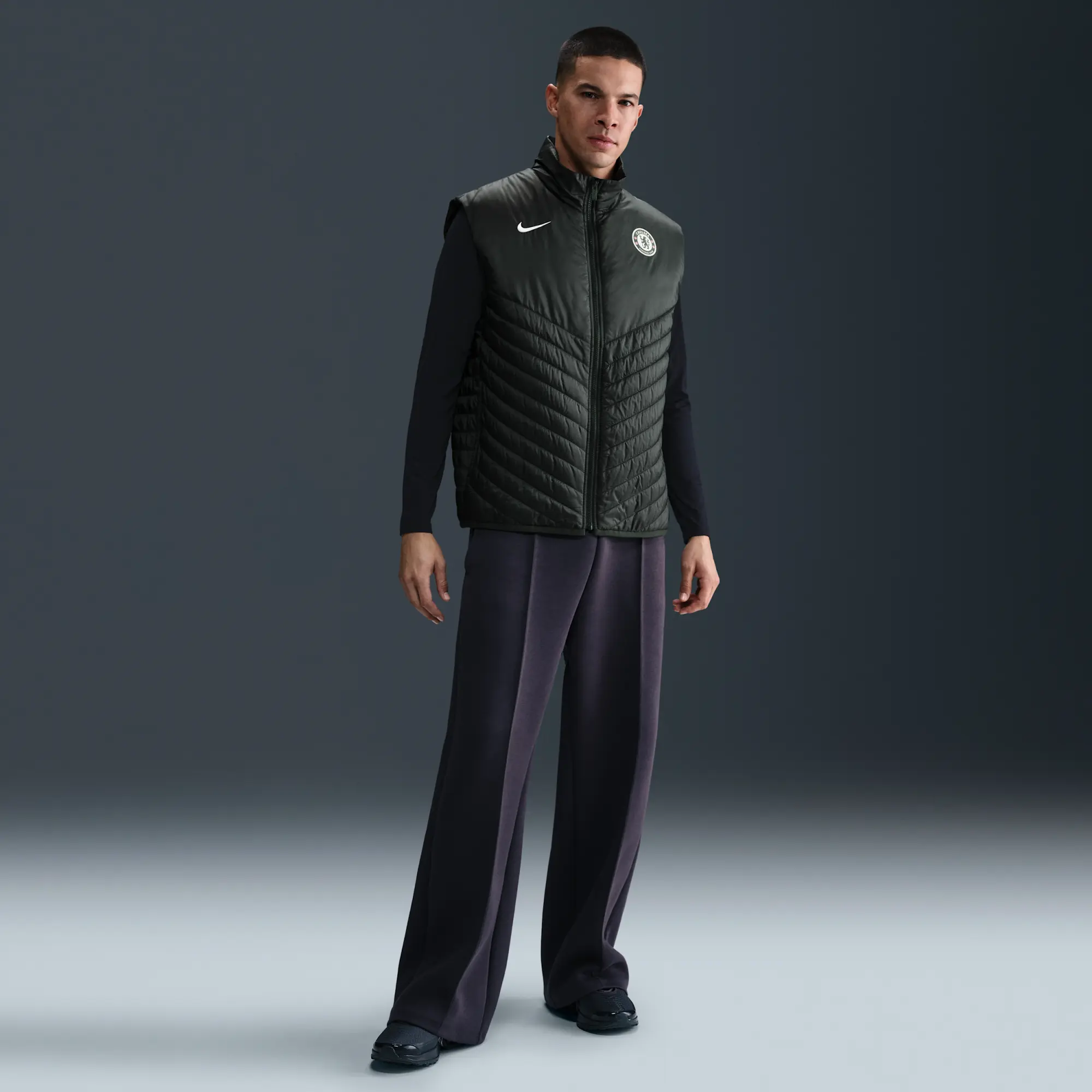 Chelsea F.C. Windrunner Men's Nike Therma-FIT Football Midweight Puffer Gilet - Green - Body/Lining/Fill