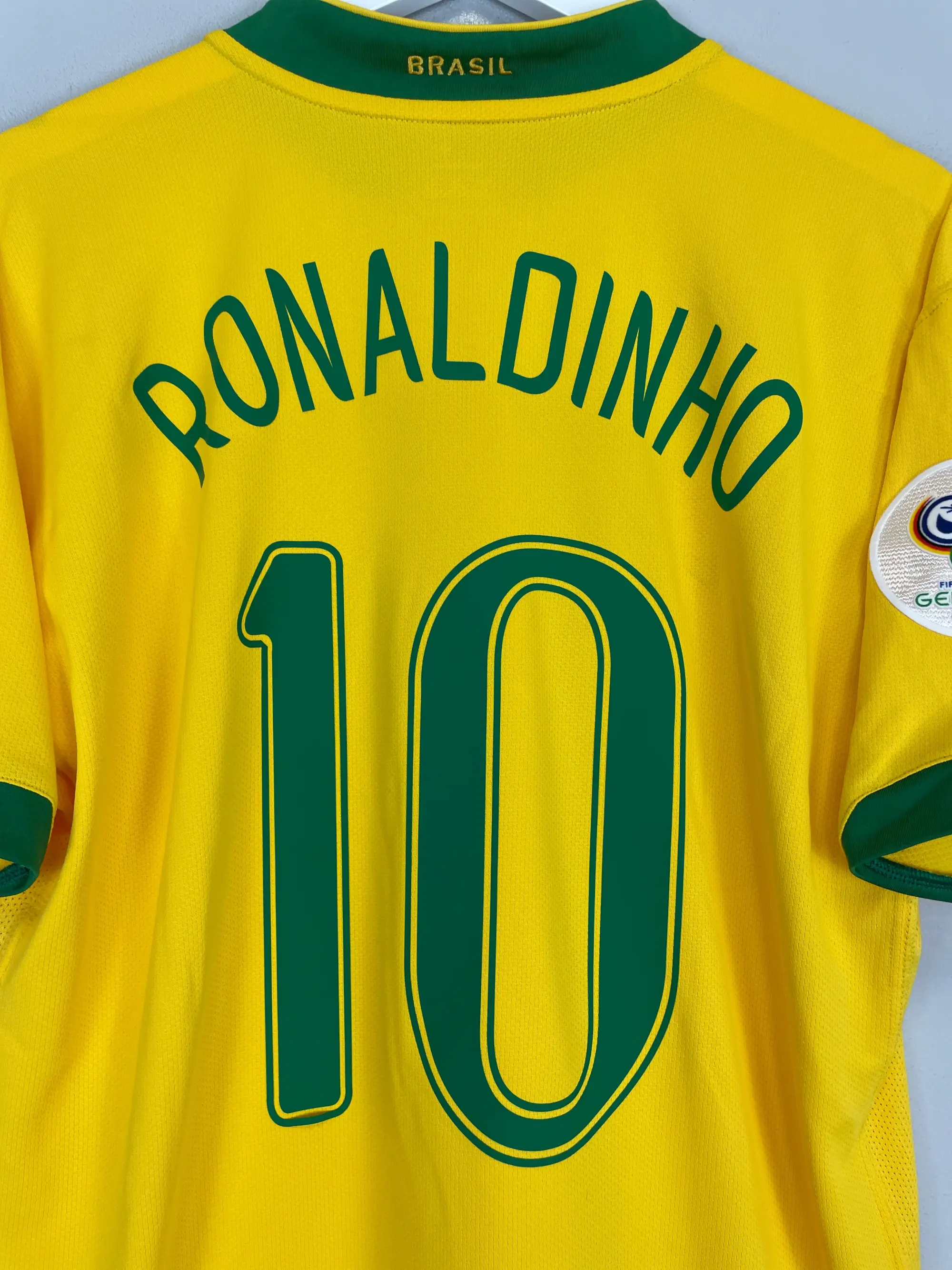 2005/06 BARCELONA RONALDINHO #10 AWAY SHIRT (M) NIKE | Cult Kits