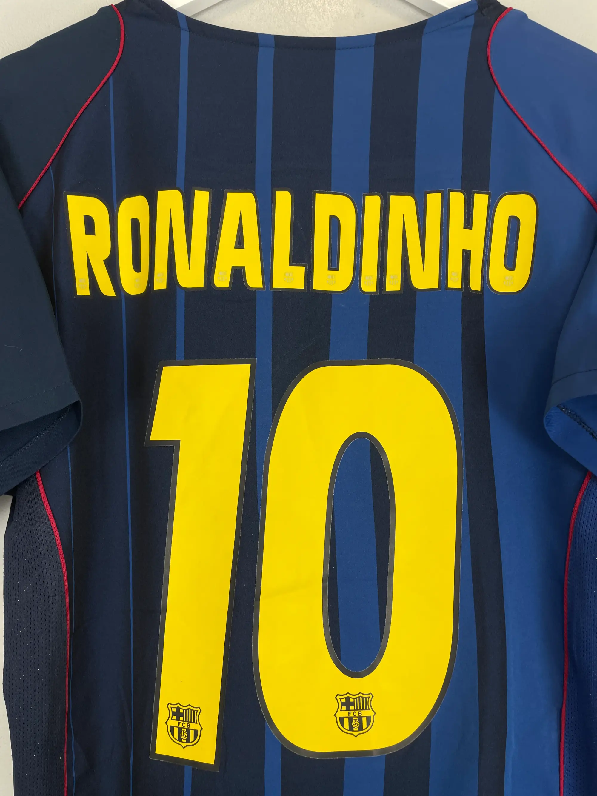 2005/06 BARCELONA RONALDINHO #10 AWAY SHIRT (M) NIKE | Cult Kits