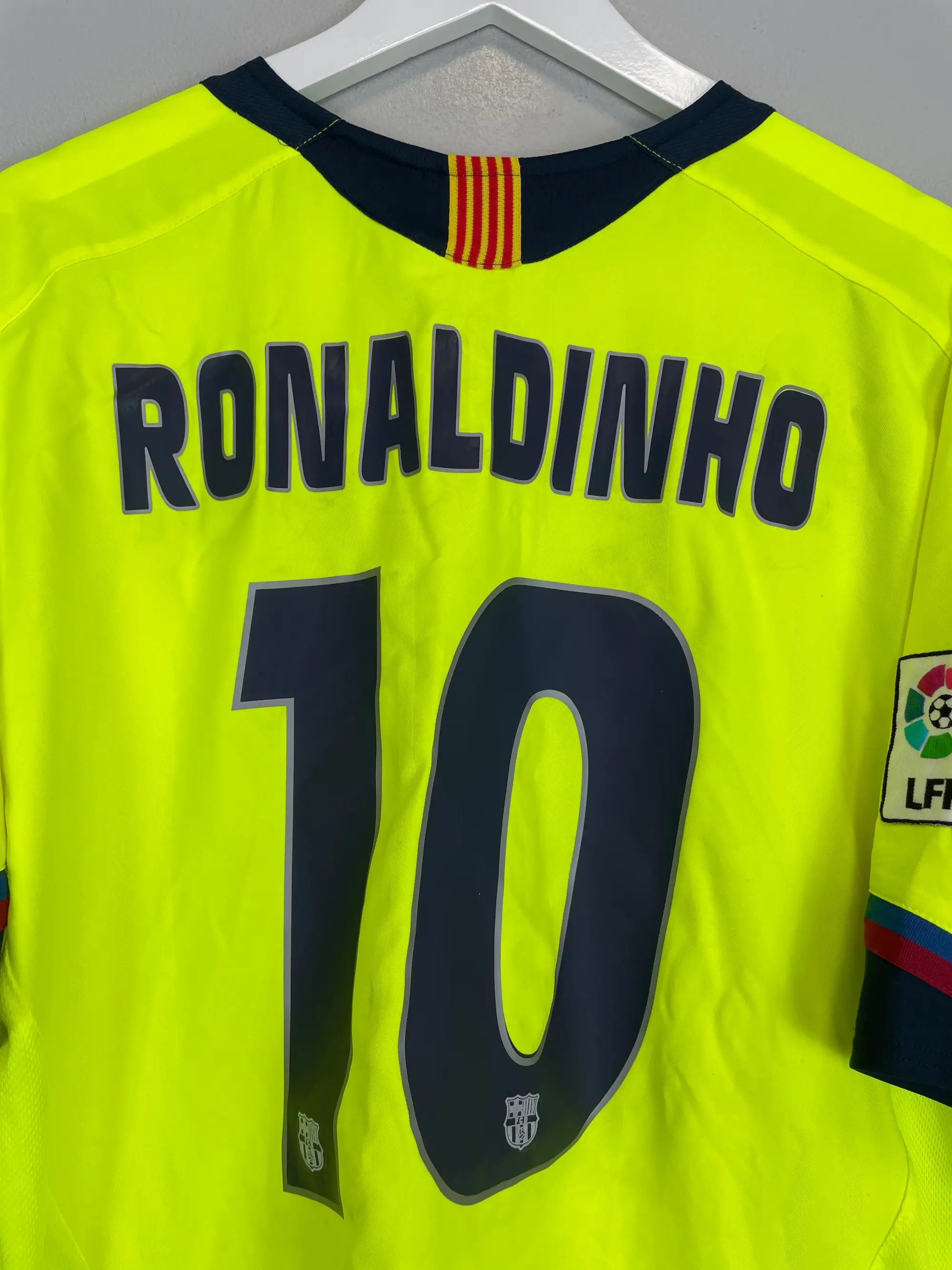 2005/06 BARCELONA RONALDINHO #10 AWAY SHIRT (M) NIKE | Cult Kits