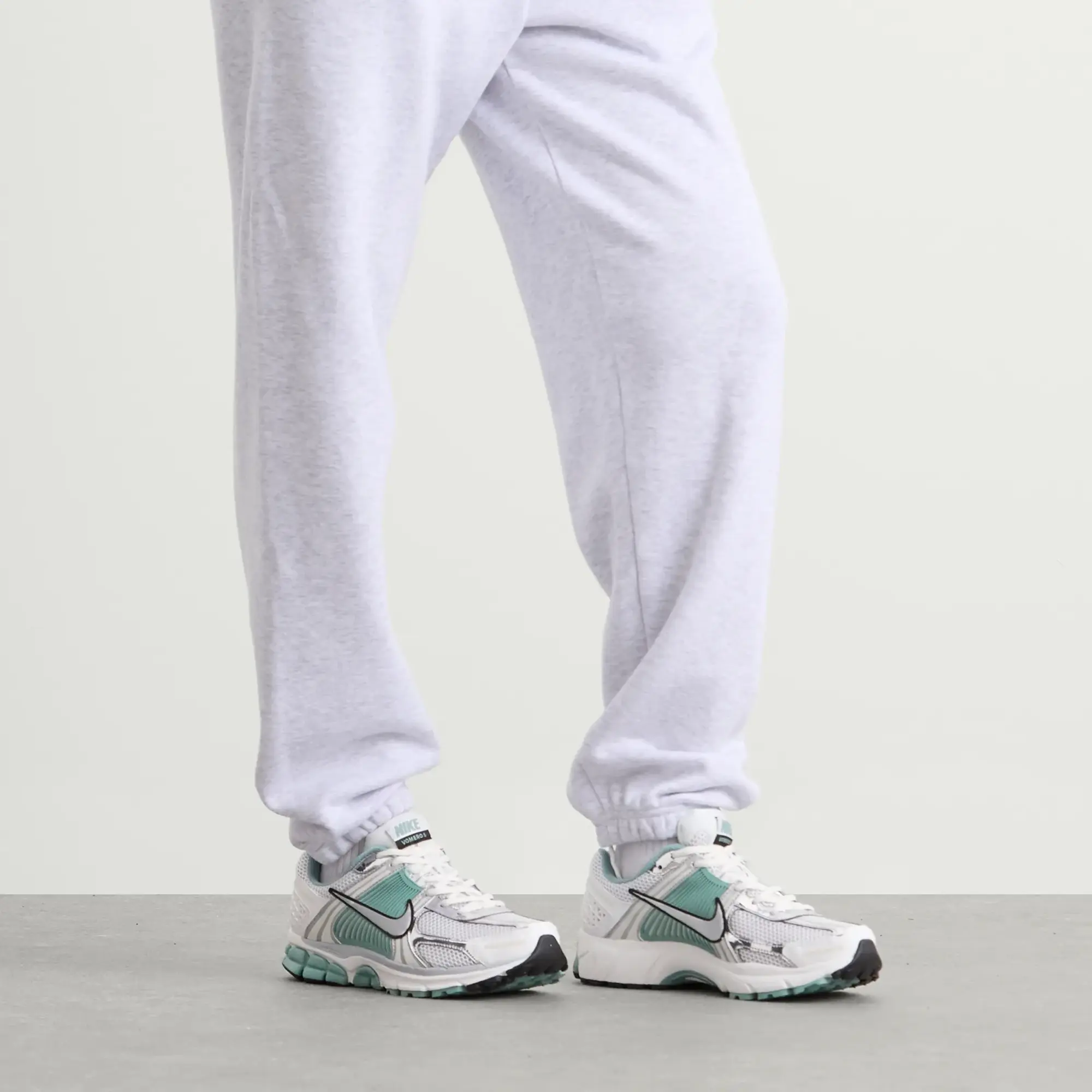 Nike Women's Zoom Vomero 5 News W Sneaker White/Grey/Platinum