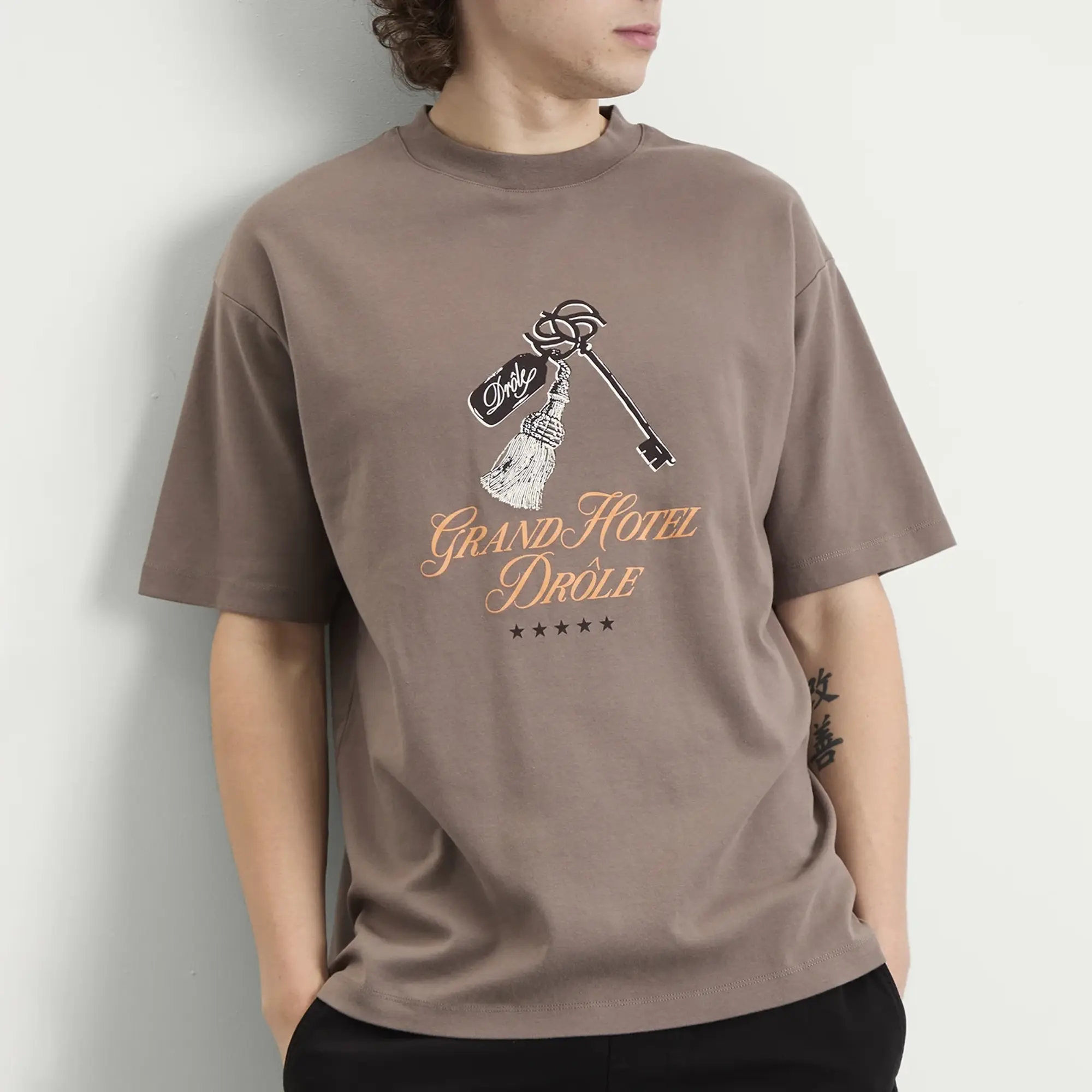 Drôle de Monsieur Men's Grand Hotel T-Shirt Taupe