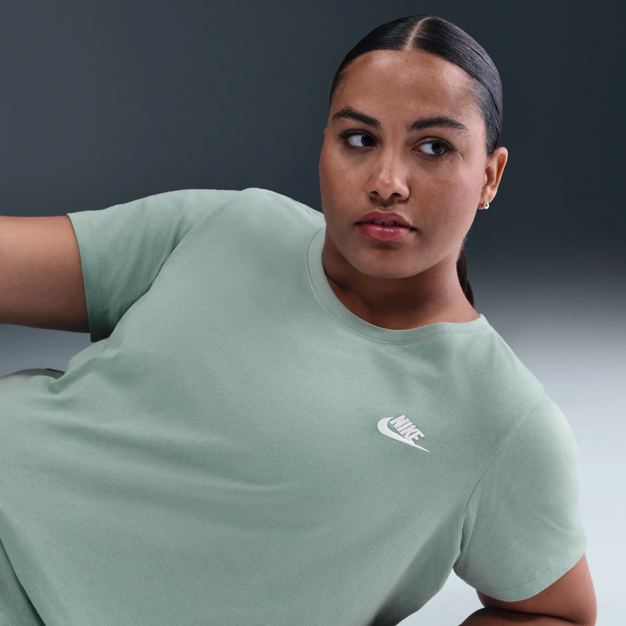 Nike Sportswear Club Essentials Women's T-Shirt - Green - Cotton/Polyester