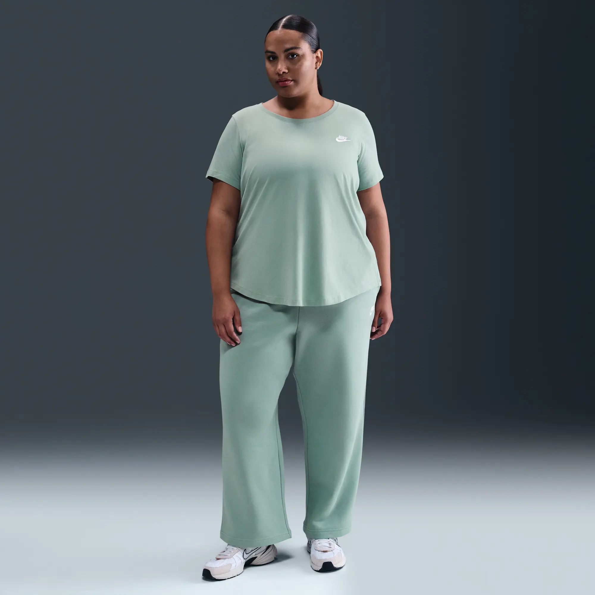 Nike Sportswear Club Essentials Women's T-Shirt - Green - Cotton/Polyester