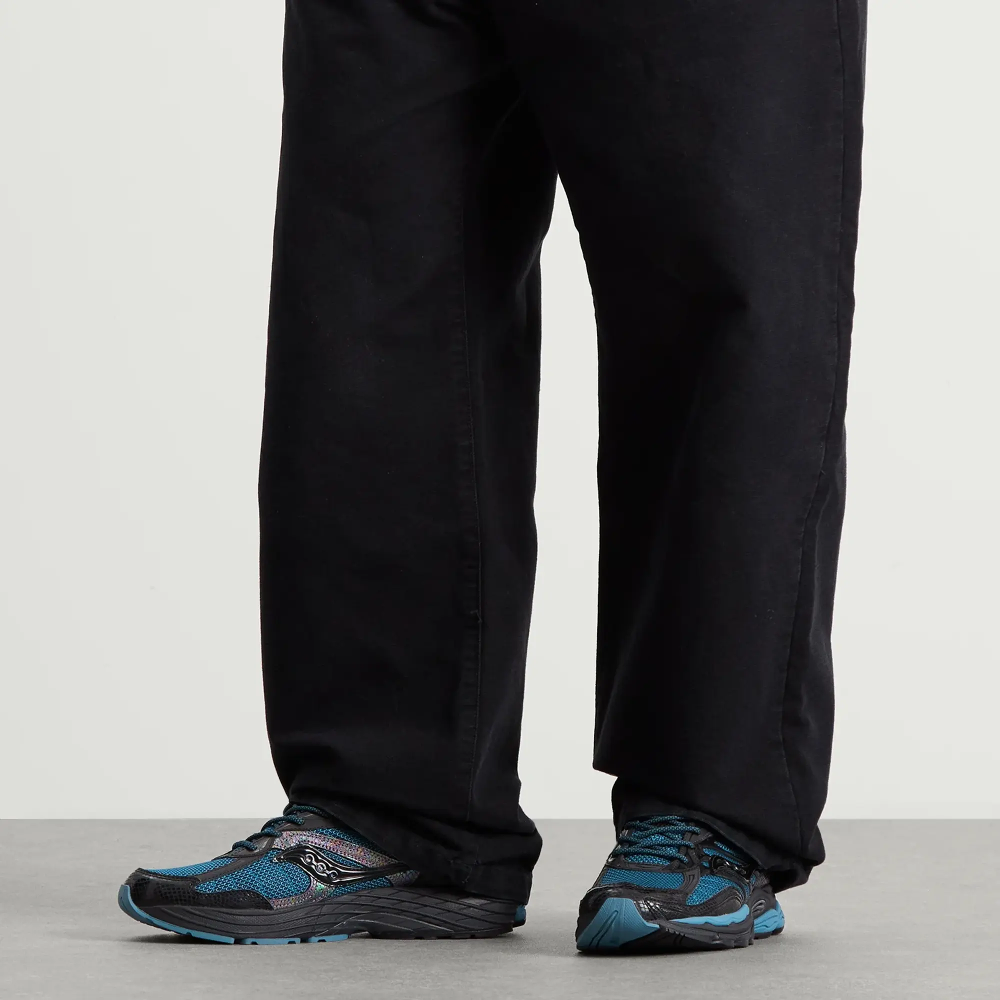 Saucony - Progrid Omni 9 Glowaconstrictor in Black