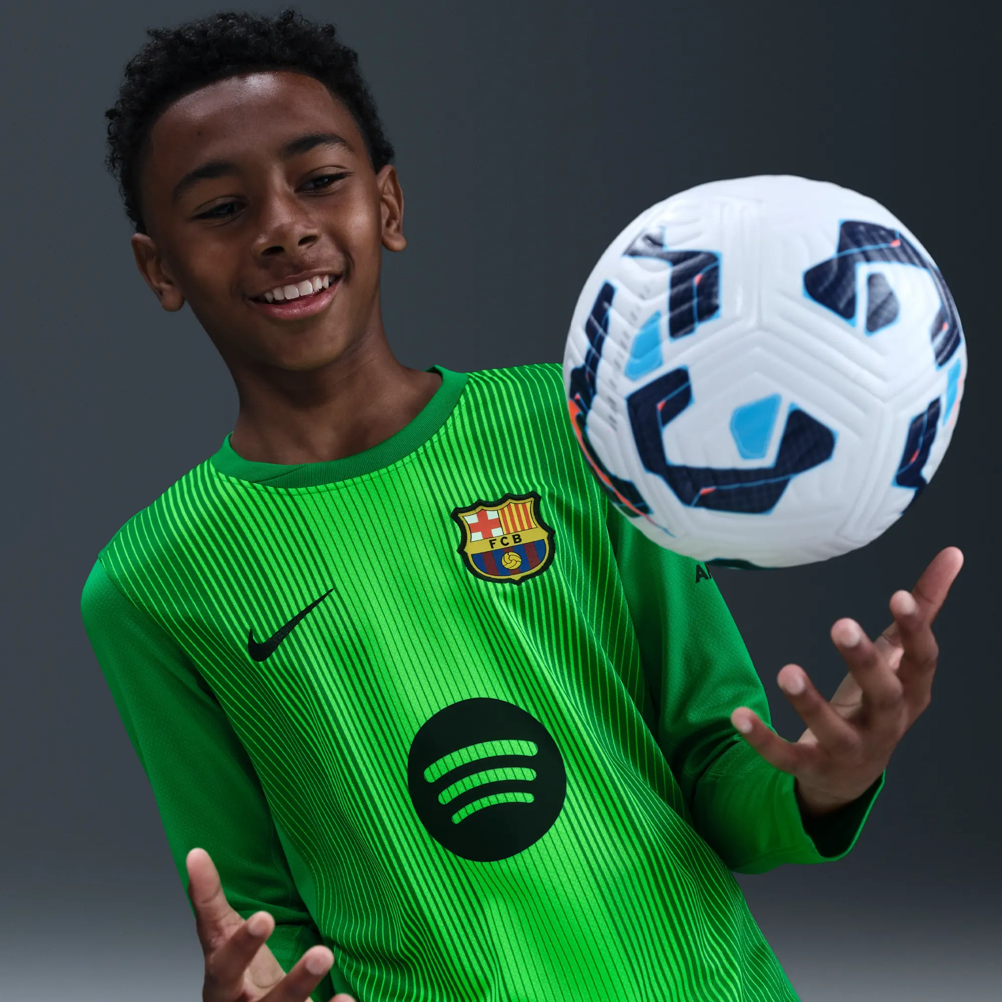 F.C. Barcelona 2025/26 Stadium Goalkeeper Older Kids' Nike Dri-FIT Football Replica Shirt - Green - Sustainable Materials