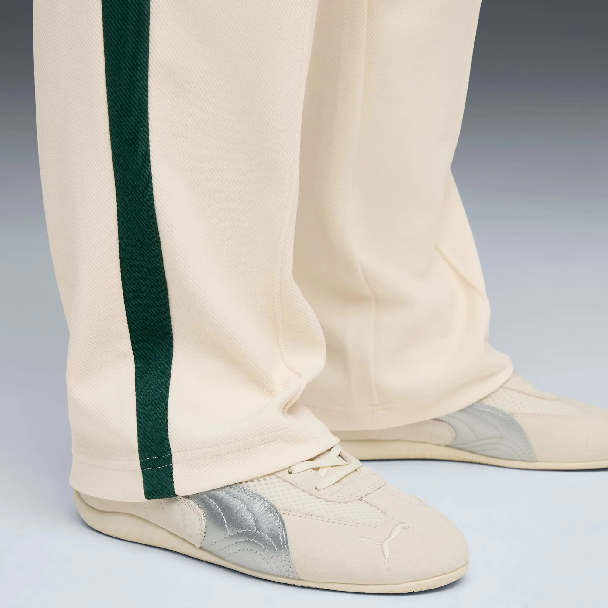 PUMA T7 Relaxed Jacquard Track Pants Unisex, Alpine Snow/Green Terrain, size Large