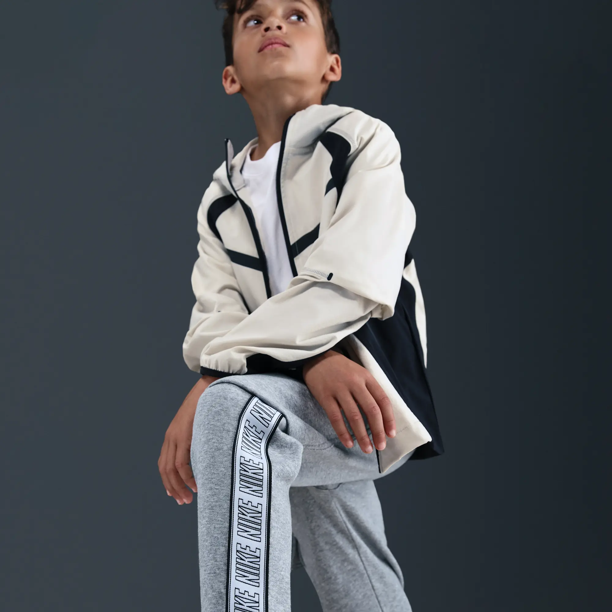 Nike Sportswear Club Fleece Older Kids' Cargo Trousers - Dark Grey Heather - Fleece