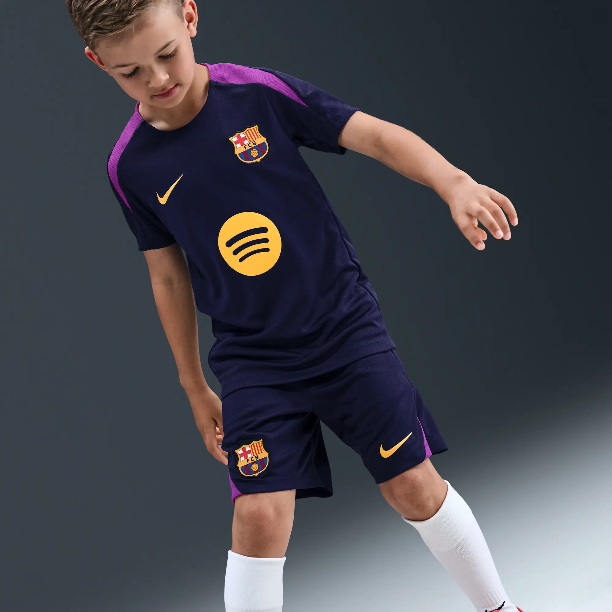 F.C. Barcelona Strike Older Kids' Nike Dri-FIT Football Short-Sleeve Top - Purple - Polyester