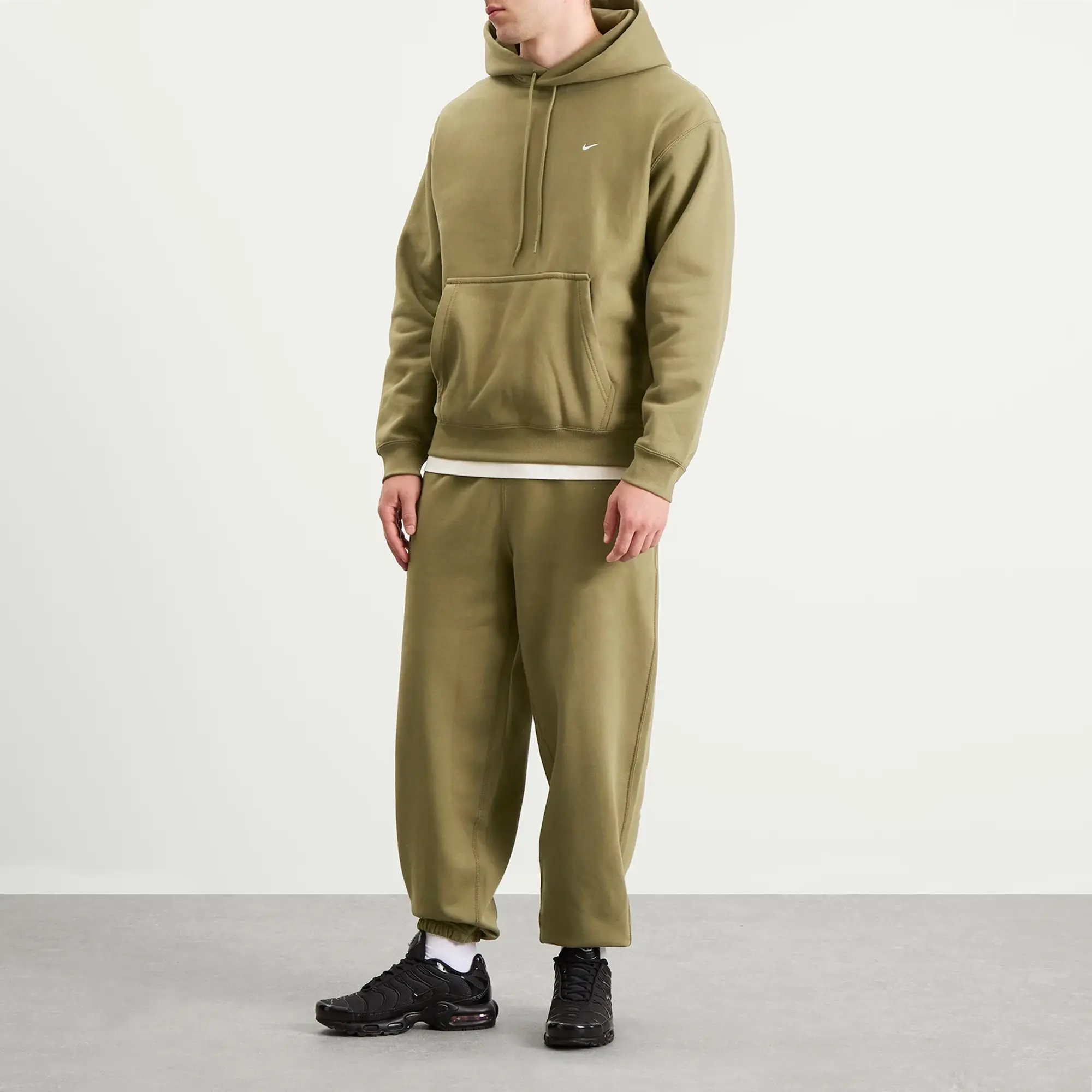 Nike Men's Solo Swoosh Cuff Pant Medium Olive/Medium Olive/White