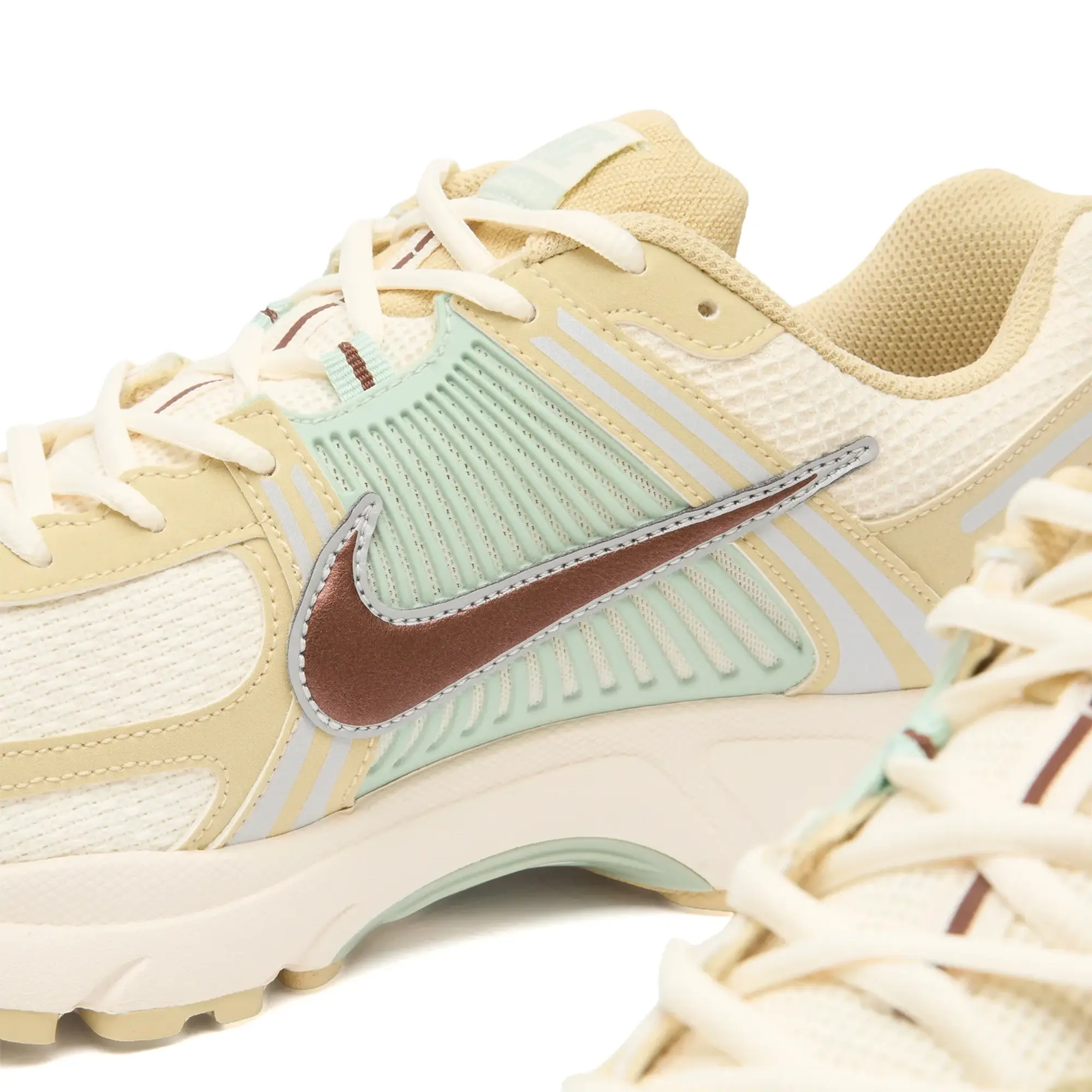 Nike Men's Zoom Vomero 5 Style Sneaker Gold/Brown/Platinum
