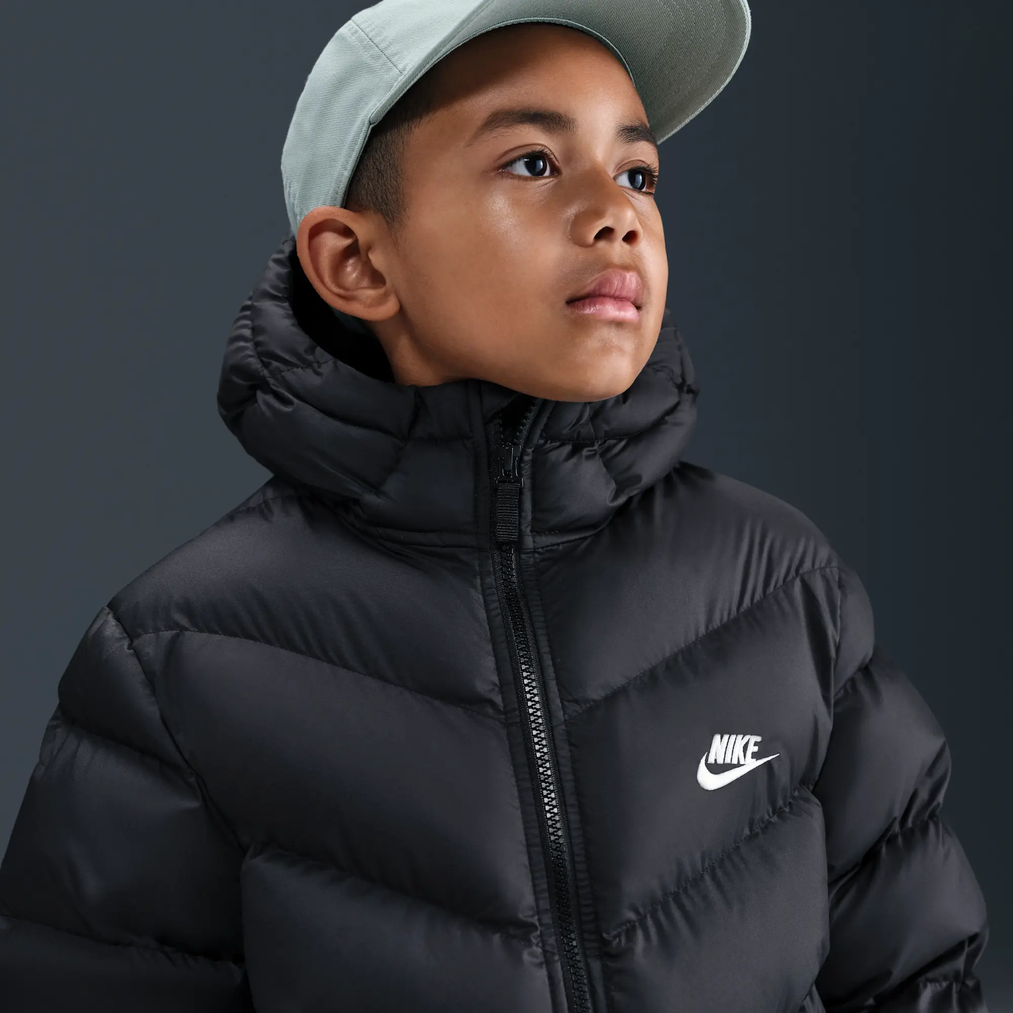 Nike Sportswear All Day Play Older Kids' Therma-FIT Loose-Fit Puffer Jacket - Black - Polyester