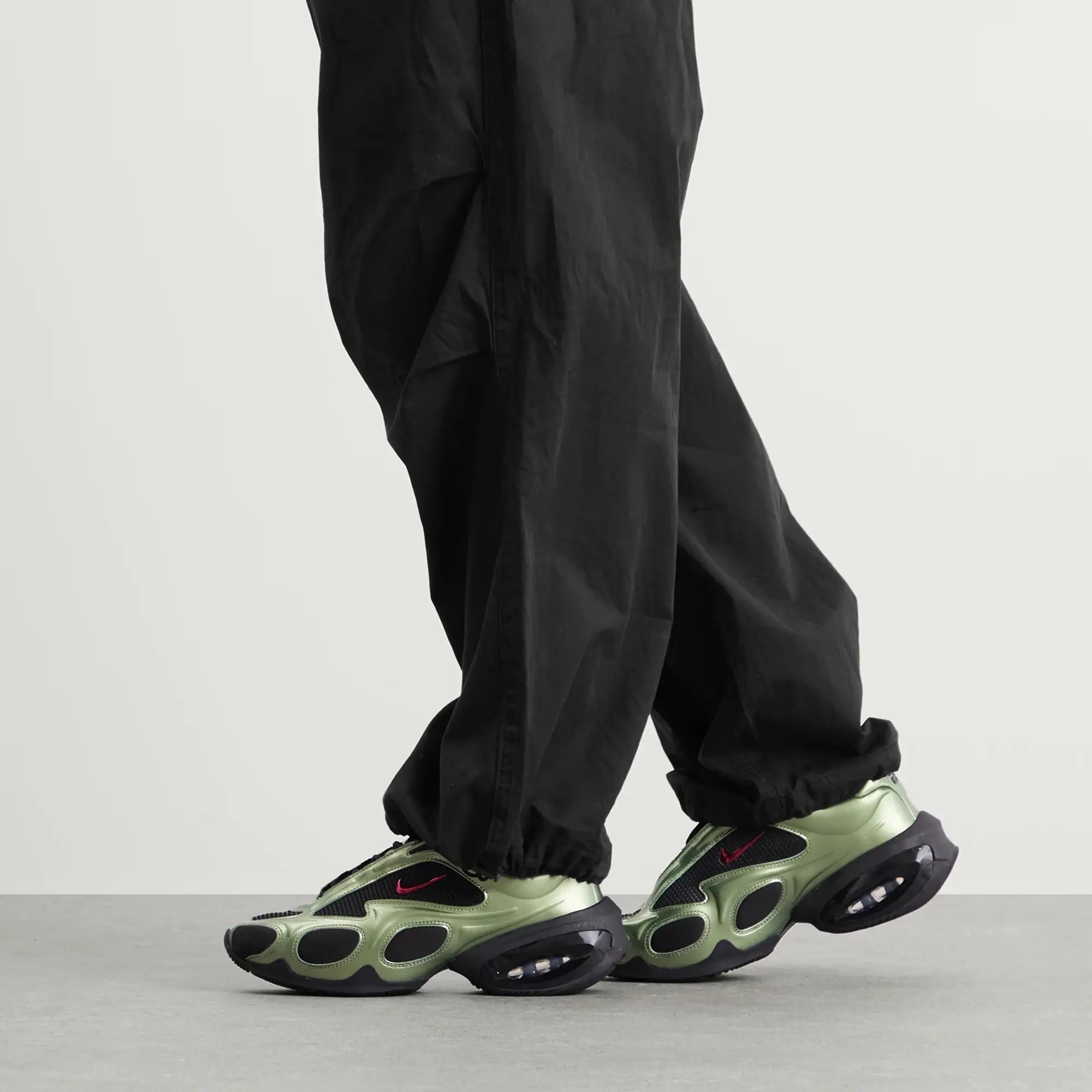 Nike Women's Air Max Muse W Sneaker Black/Red/Green