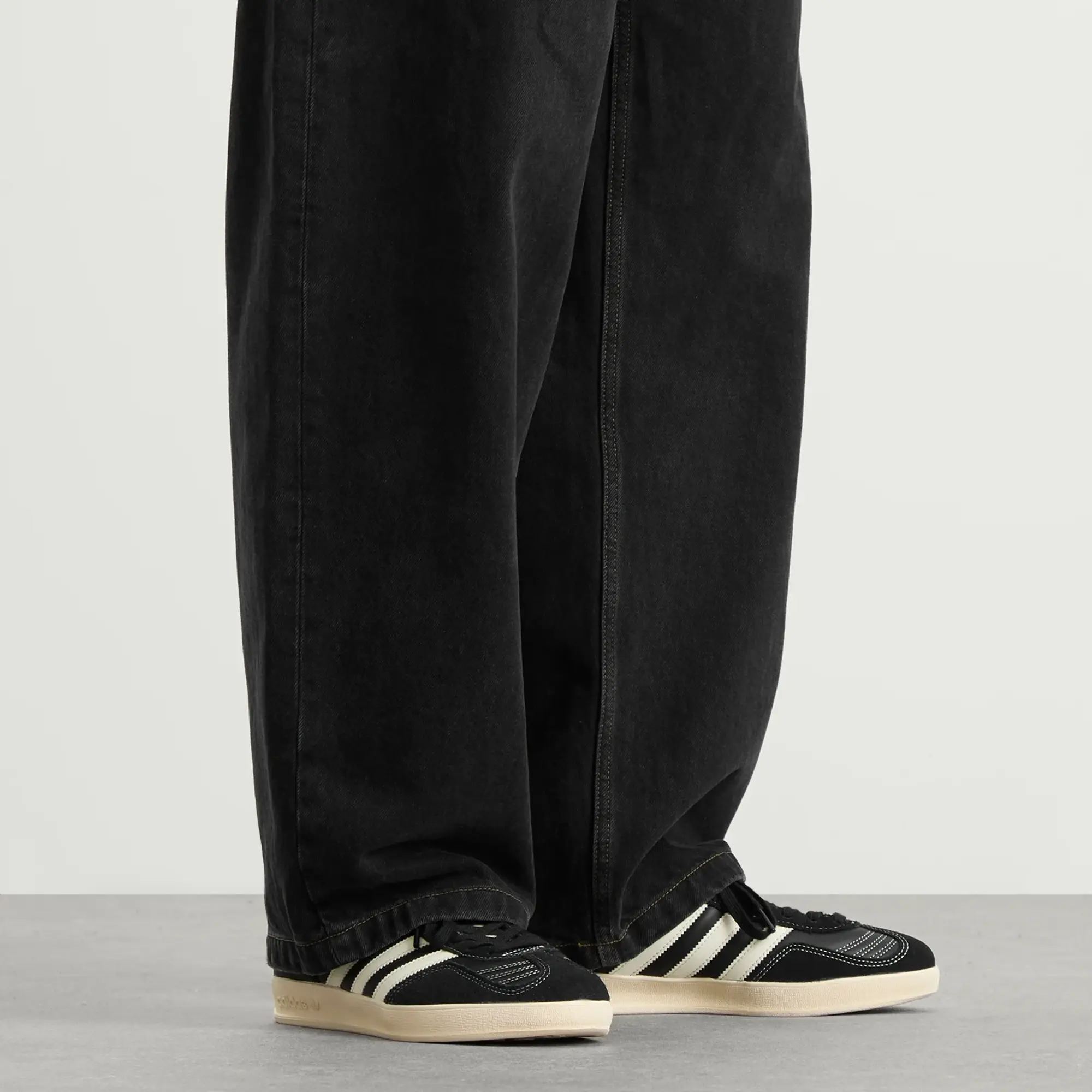 adidas Originals Adidas Men's Gazelle Indoor Sneaker Core Black Cream White/Gold