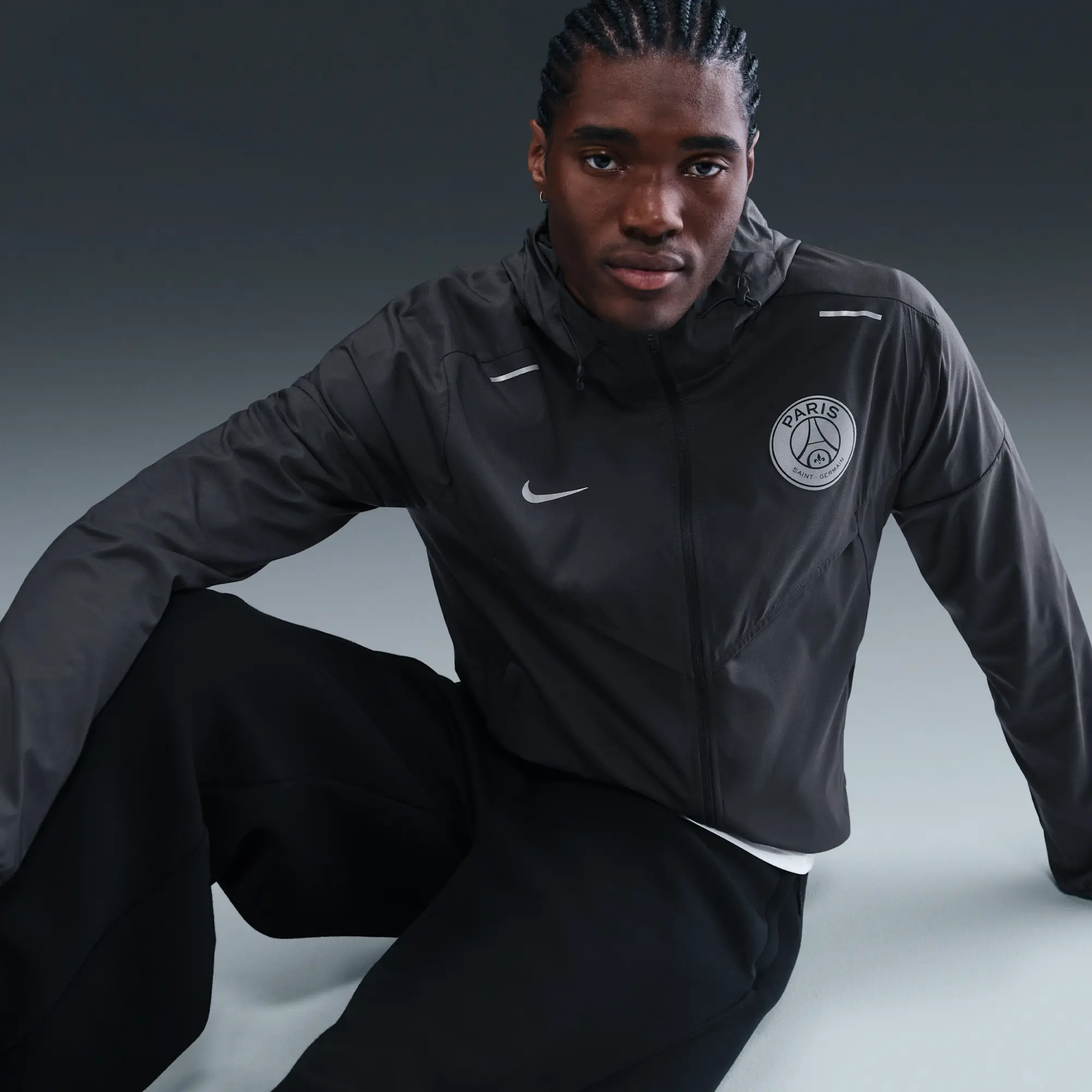 Paris Saint-Germain Impossibly Light Windrunner Men's Nike Football Jacket - Grey - Polyester/Elastane