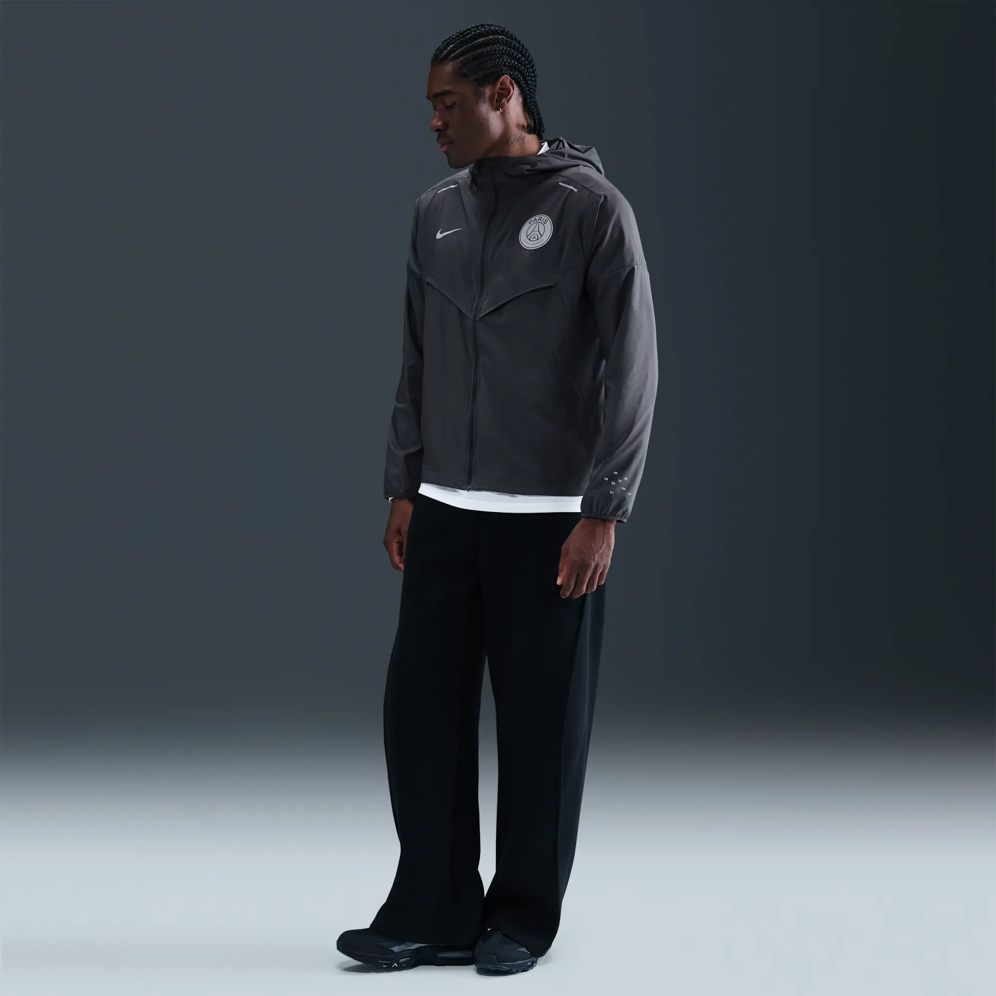 Paris Saint-Germain Impossibly Light Windrunner Men's Nike Football Jacket - Grey - Polyester/Elastane