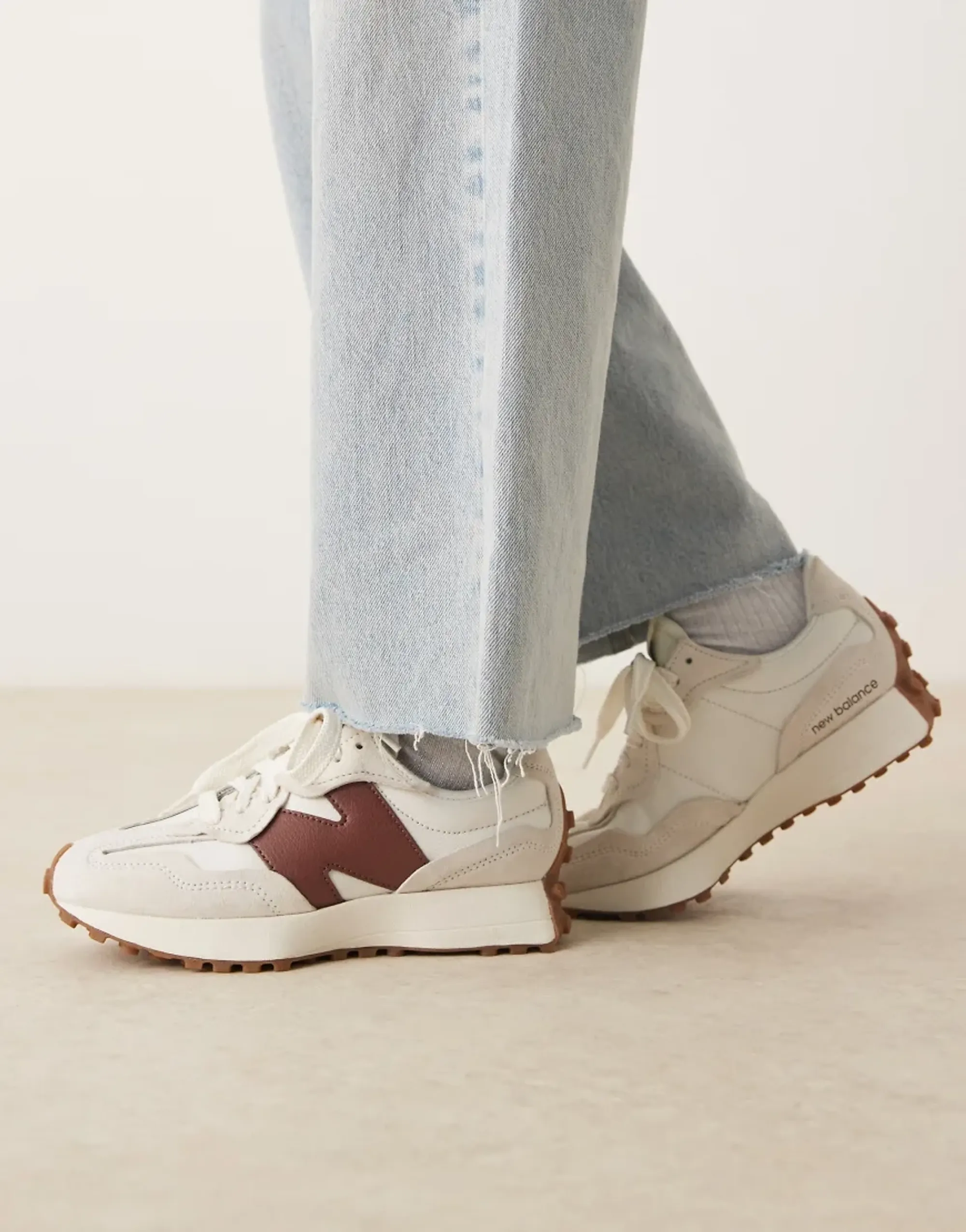 New Balance Unisex 327 in Beige/Brown Leather