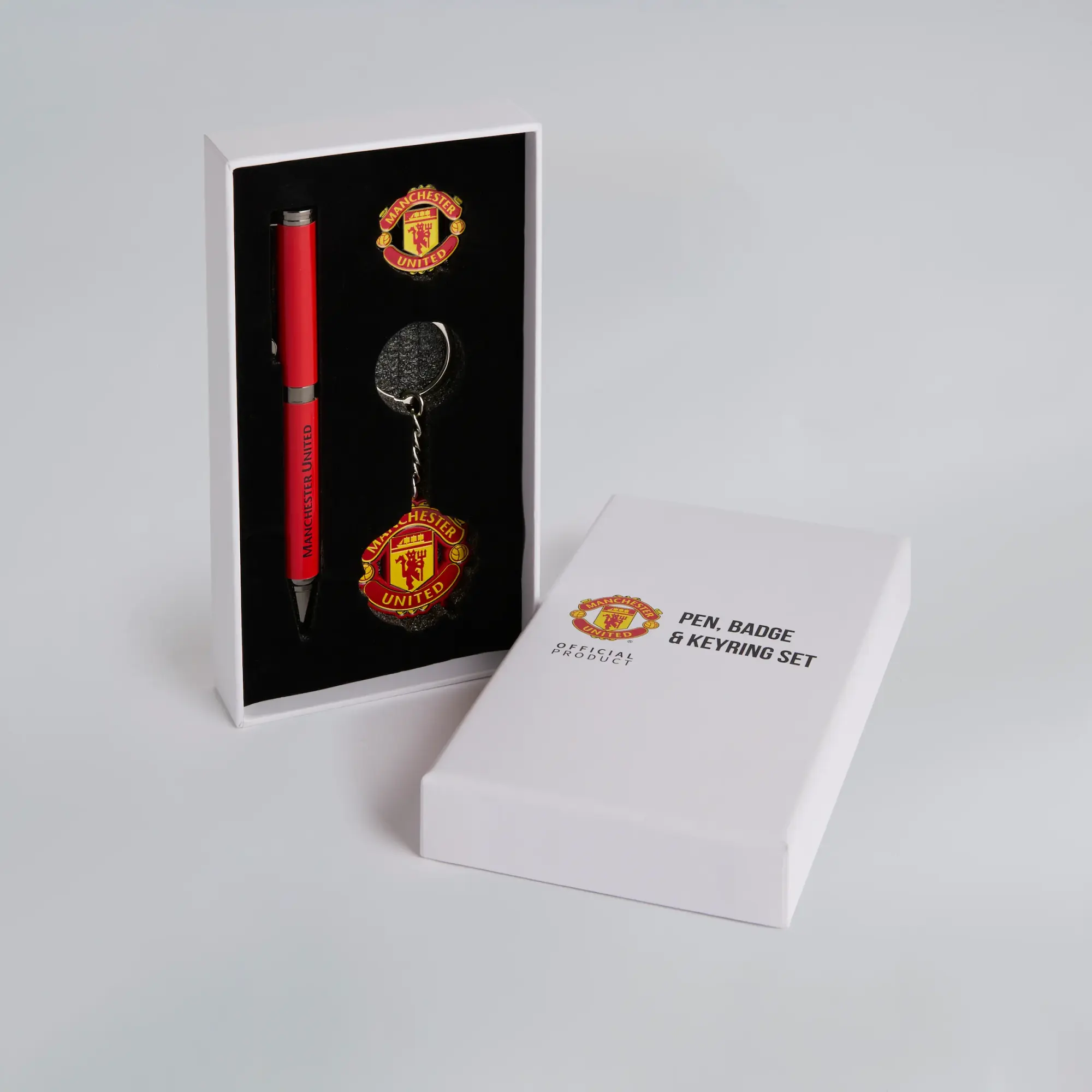 Manchester United Pen, Badge and Keyring Set Red