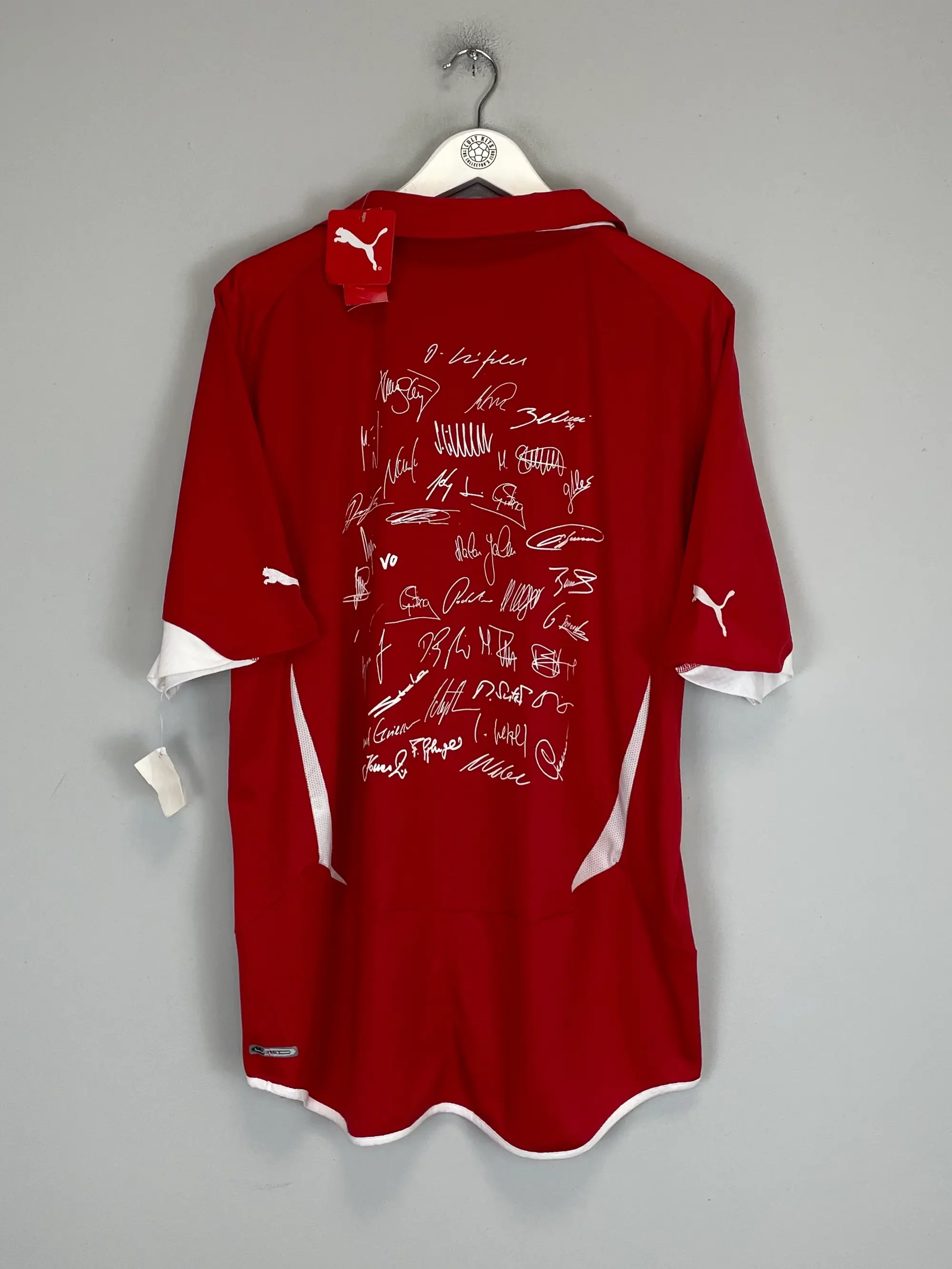 2010/11 SWITZERLAND *BNWT* SQUAD SIGNED HOME SHIRT (XL) PUMA | CULT KITS