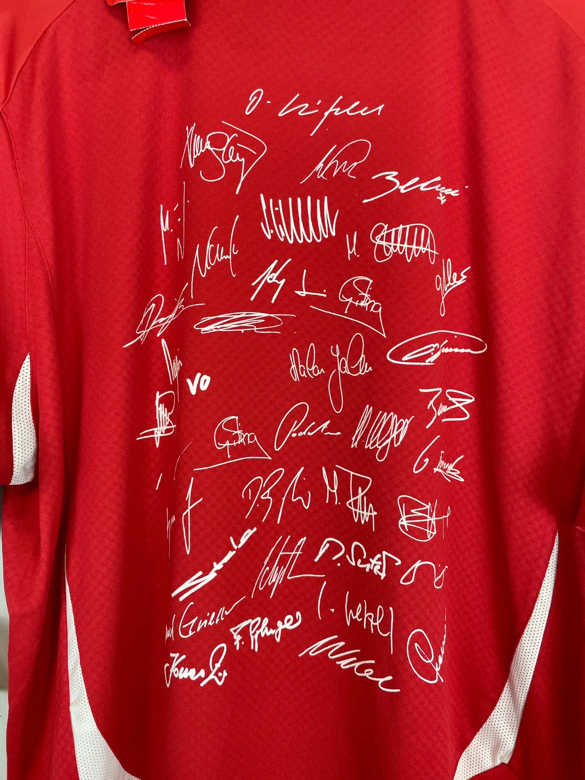 2010/11 SWITZERLAND *BNWT* SQUAD SIGNED HOME SHIRT (XL) PUMA | CULT KITS