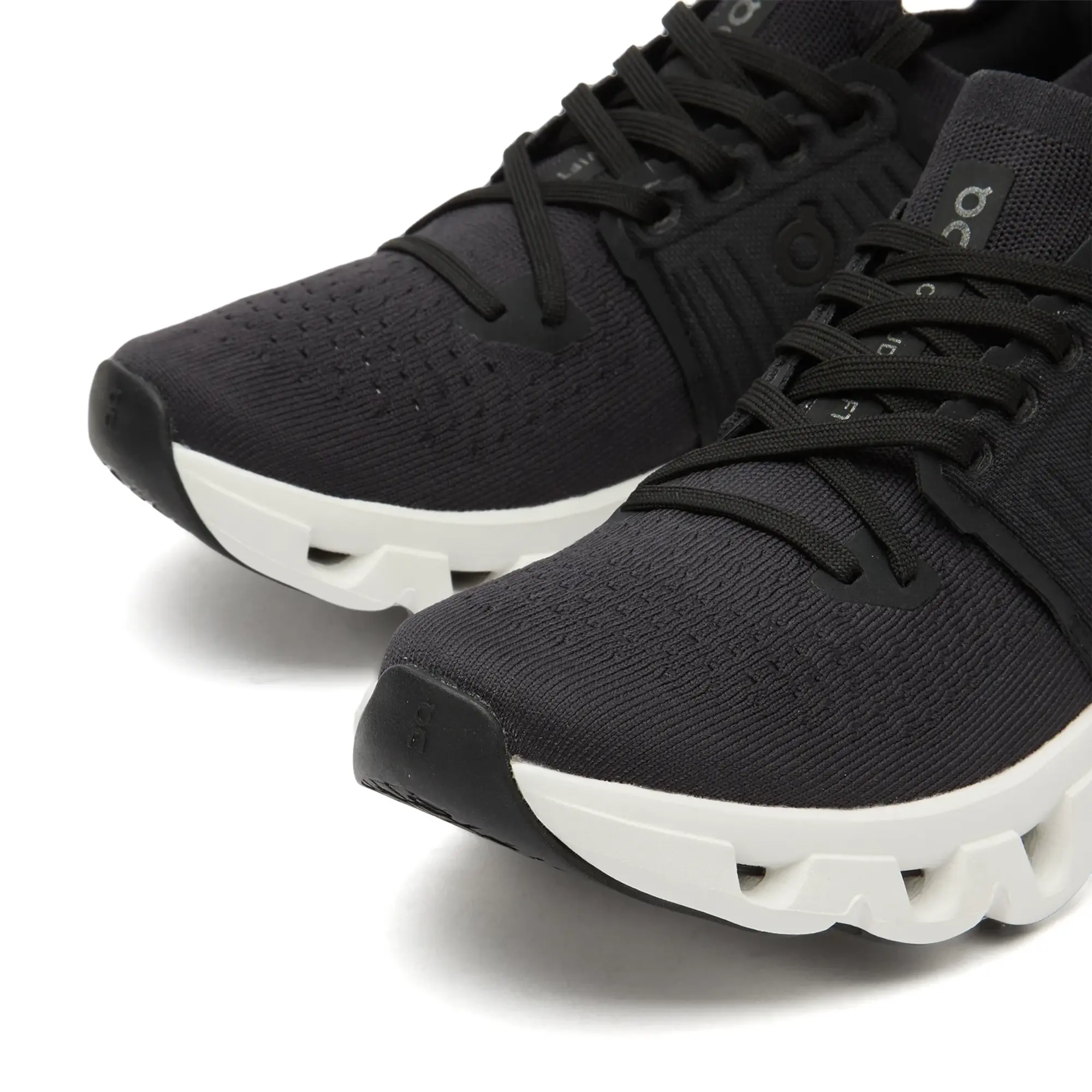 ON Women's Cloudswift 4 Sneakers Black/White