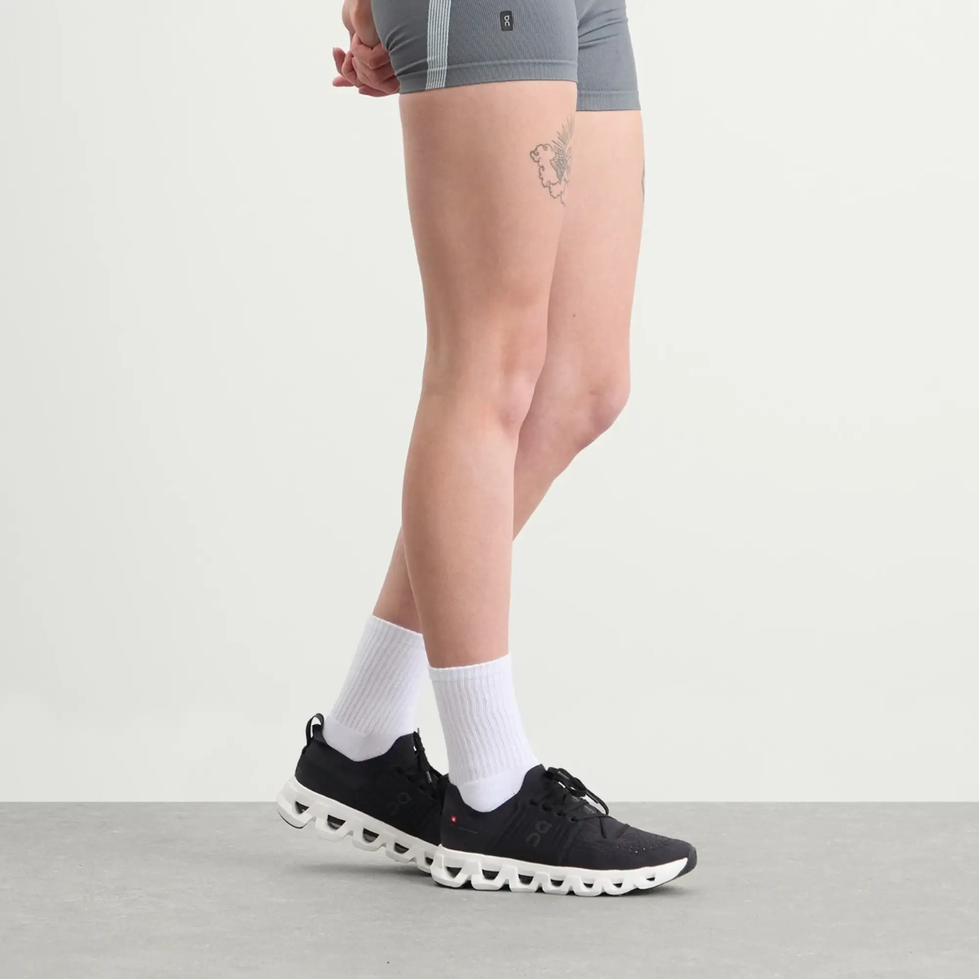 ON Women's Cloudswift 4 Sneakers Black/White