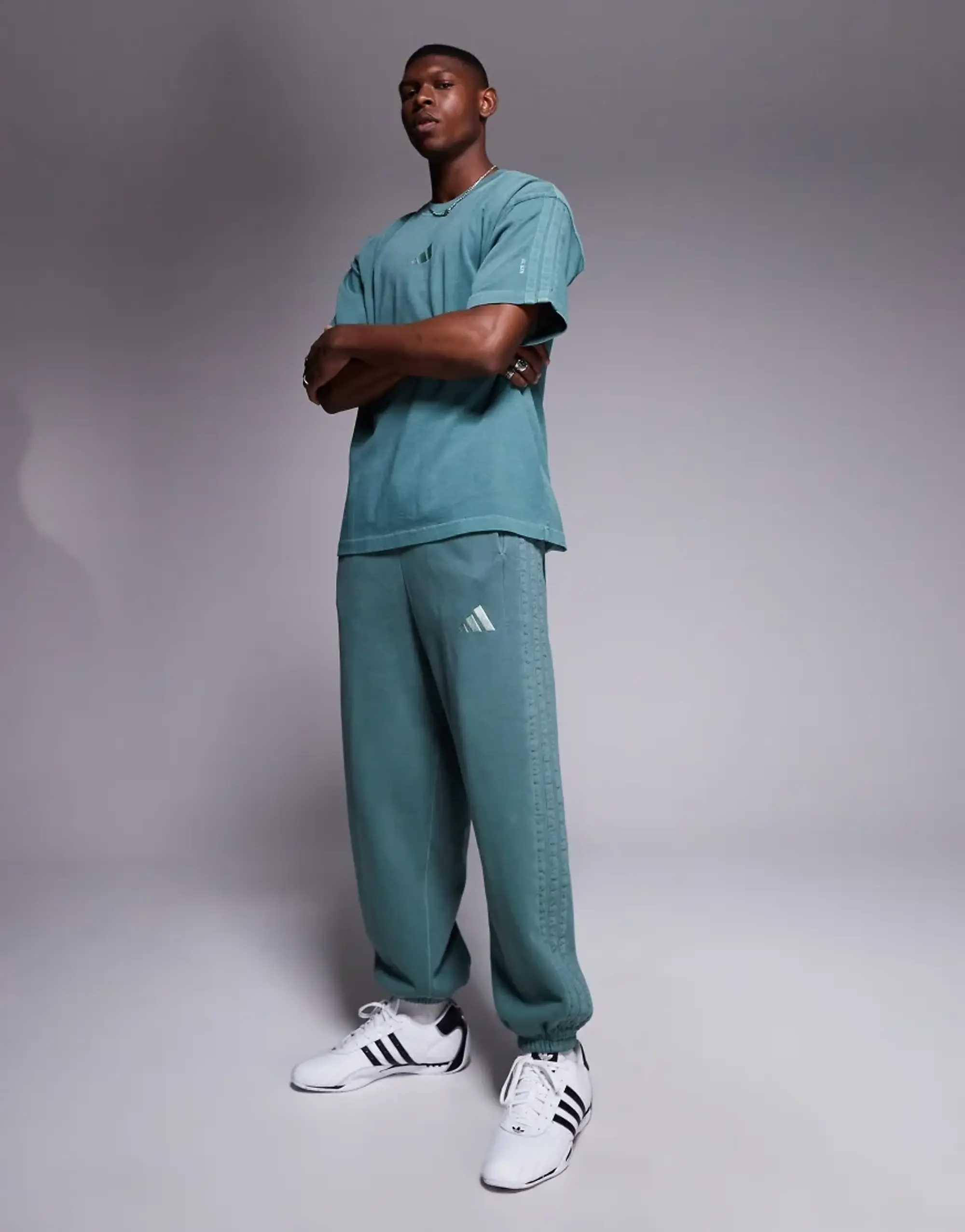 adidas Originals Loose-Fit Faded Brushed Fleece Jogger All Szn Green