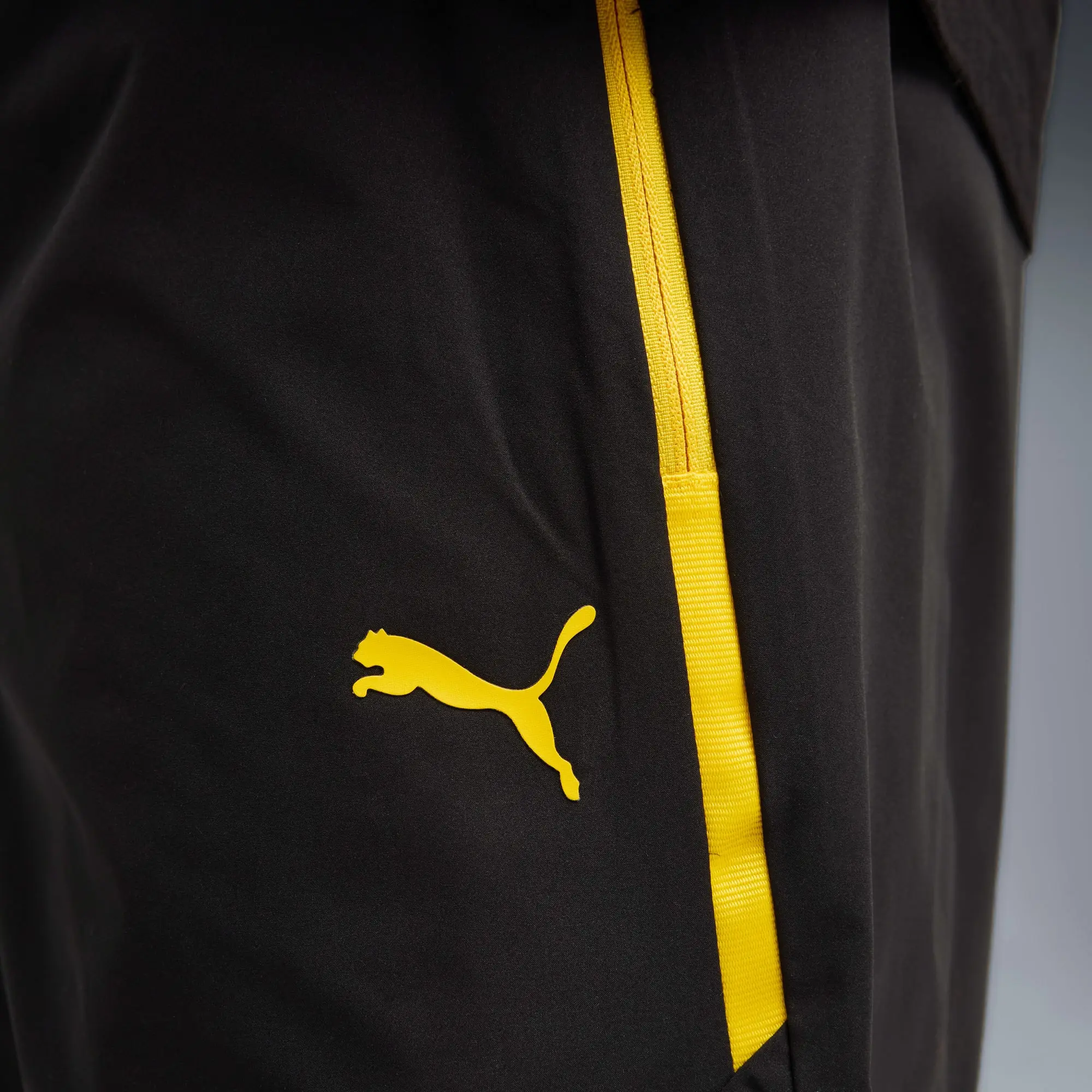 Borussia Dortmund PUMAtech Woven Pants Men, Black/Yellow Sizzle, size 3XL