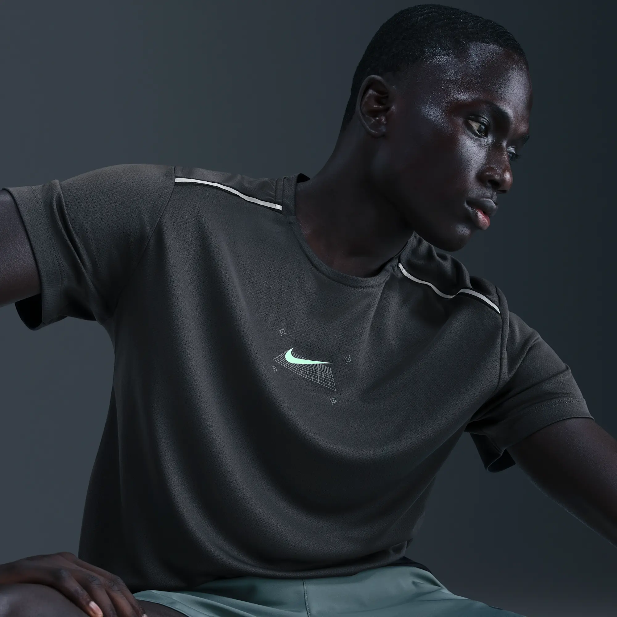 Nike Miler Men's Short-Sleeve Running Top - Grey - Polyester