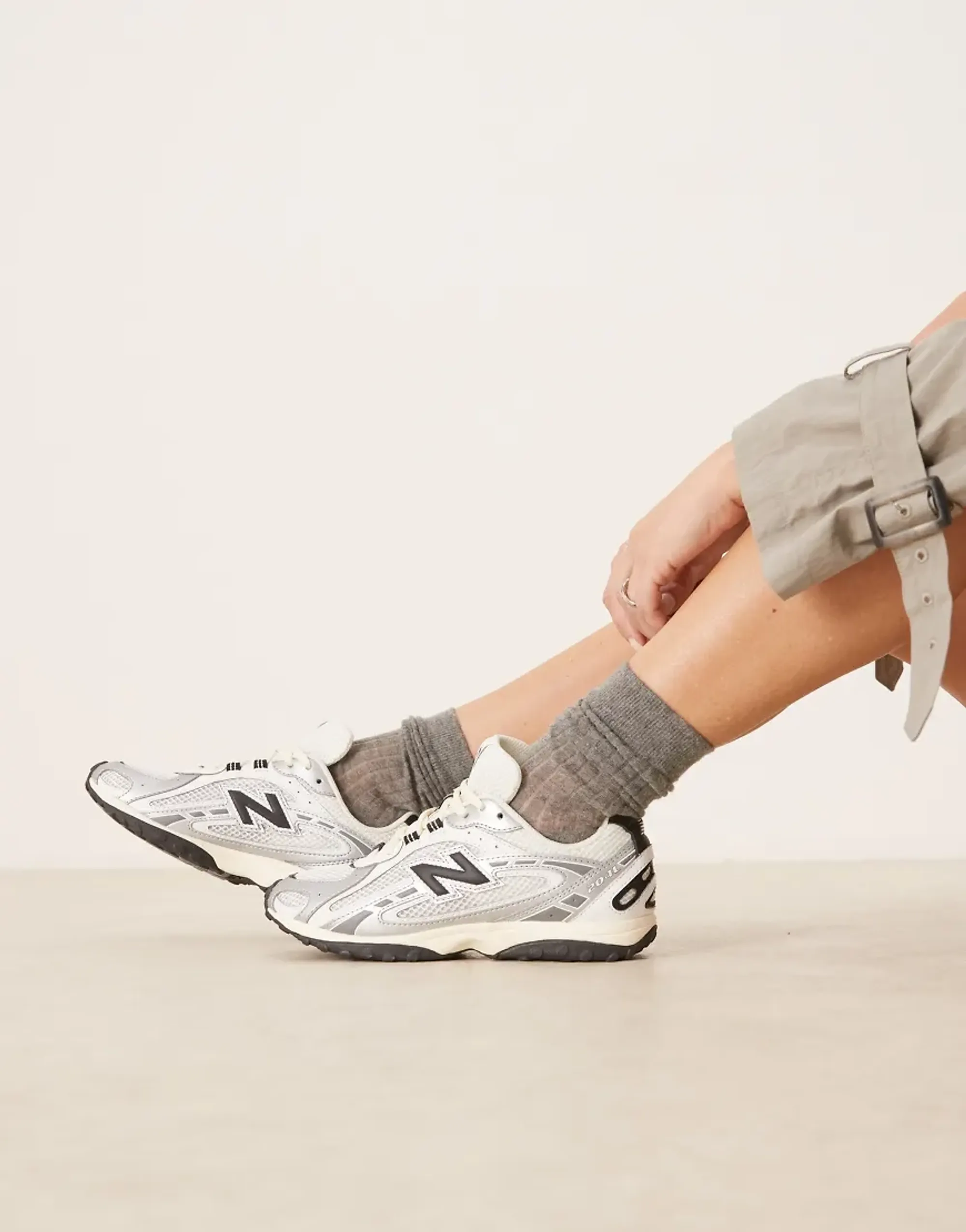 New Balance 204L Unisex Trainers In White And Black