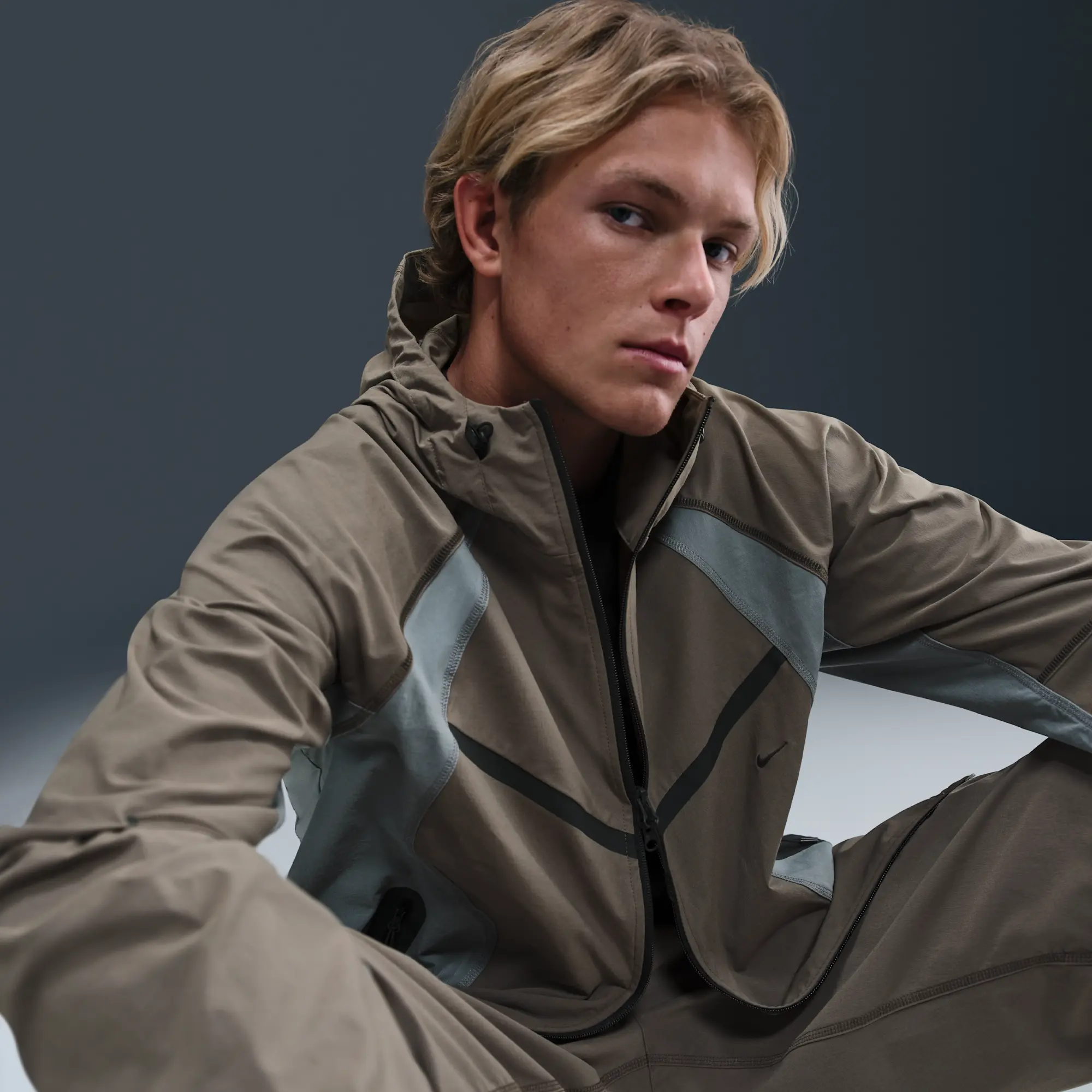 Nike Tech Men's Dri-FIT Woven Colour-Block Windrunner Loose Jacket - Grey - Nylon/Elastane