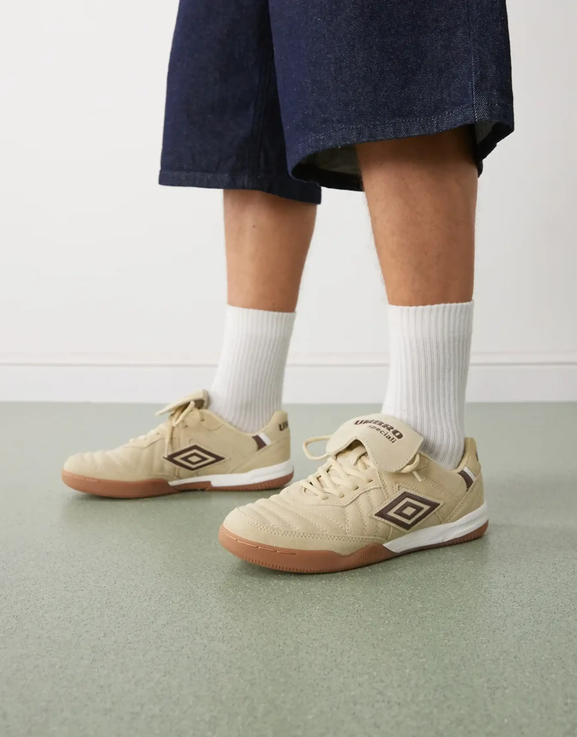 Umbro Speciali Suede Trainers In Beige-Neutral